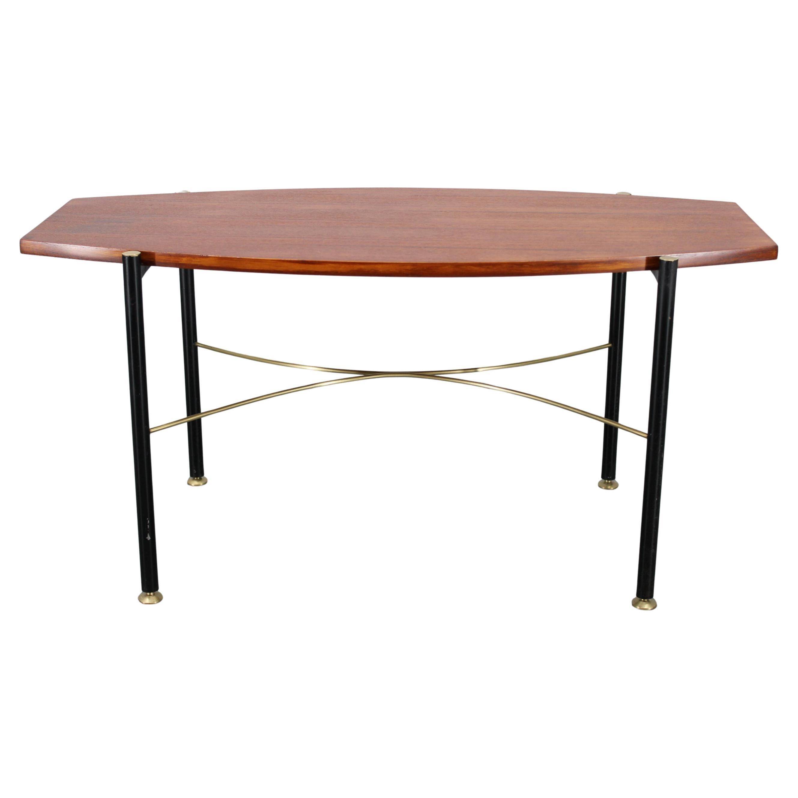 Table basse italienne des années 1970, placage en teck, piètement en métal et laiton
