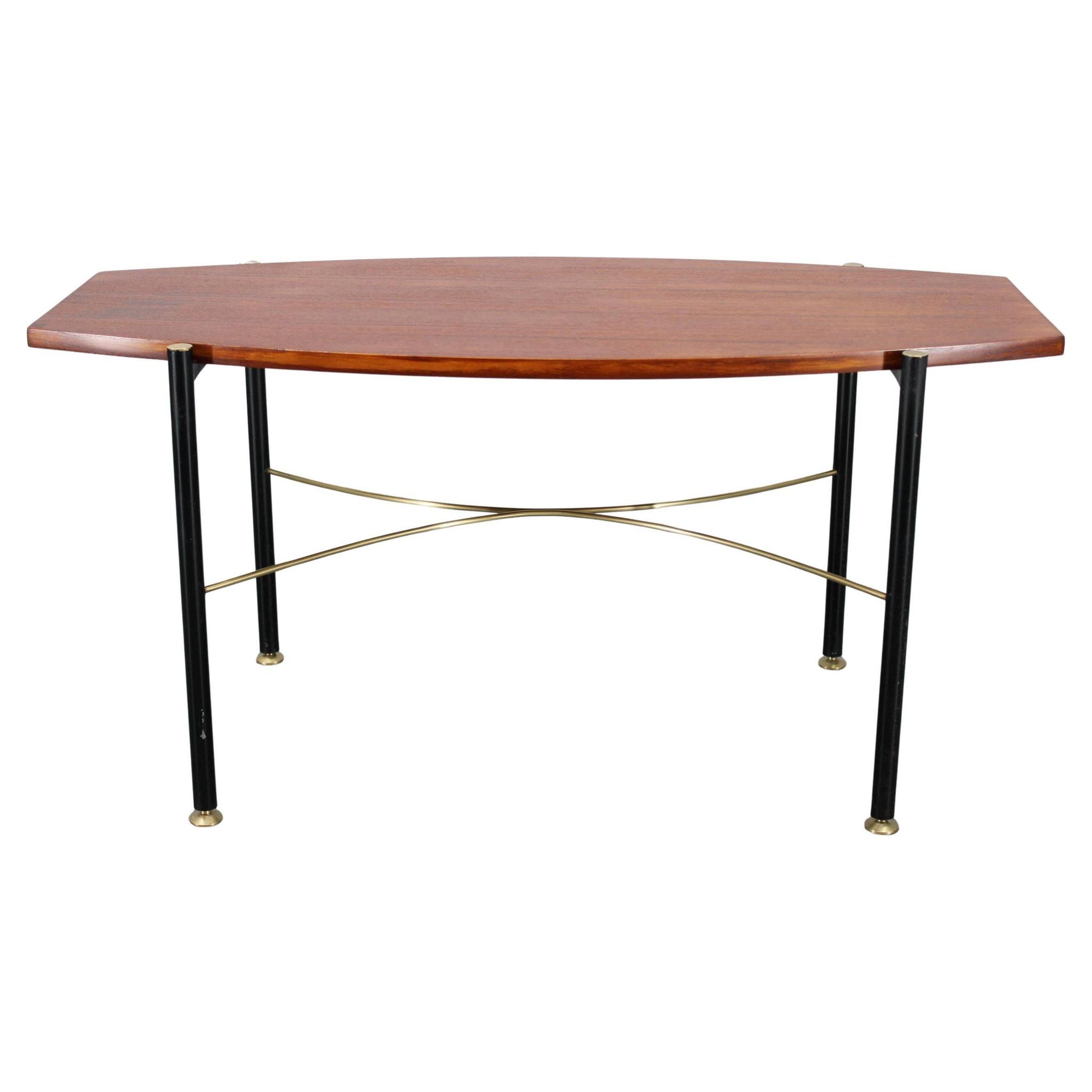 Table basse italienne des années 1970, placage en teck, piètement en métal et laiton