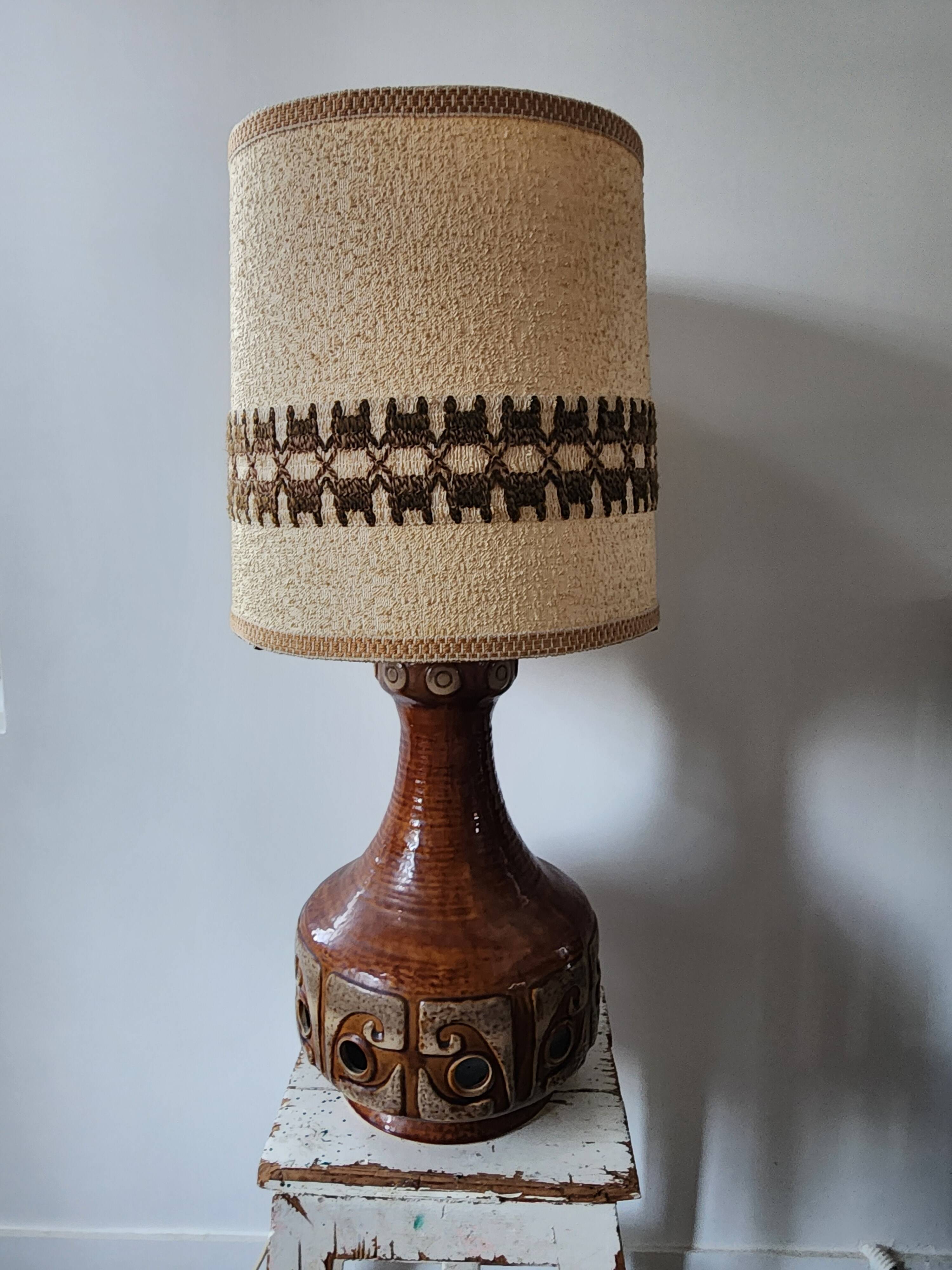Vintage ceramic lamp with double lighting.