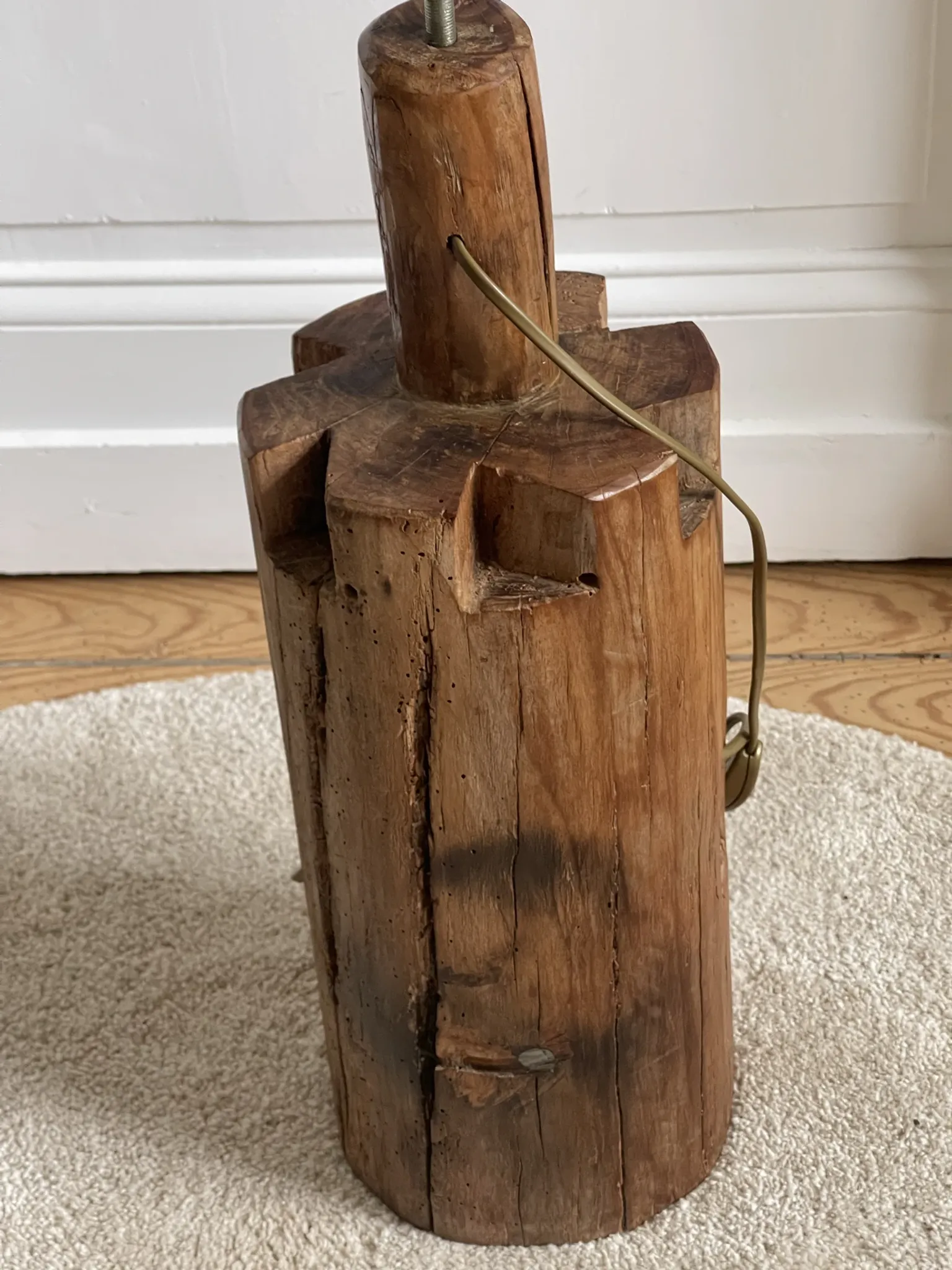 Lampe brutaliste en bois