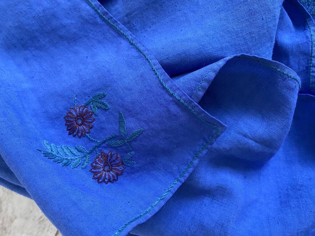 Vintage hand-embroidered tablecloth, floral patterns - Ocean blue - Linen - 160x155 cm