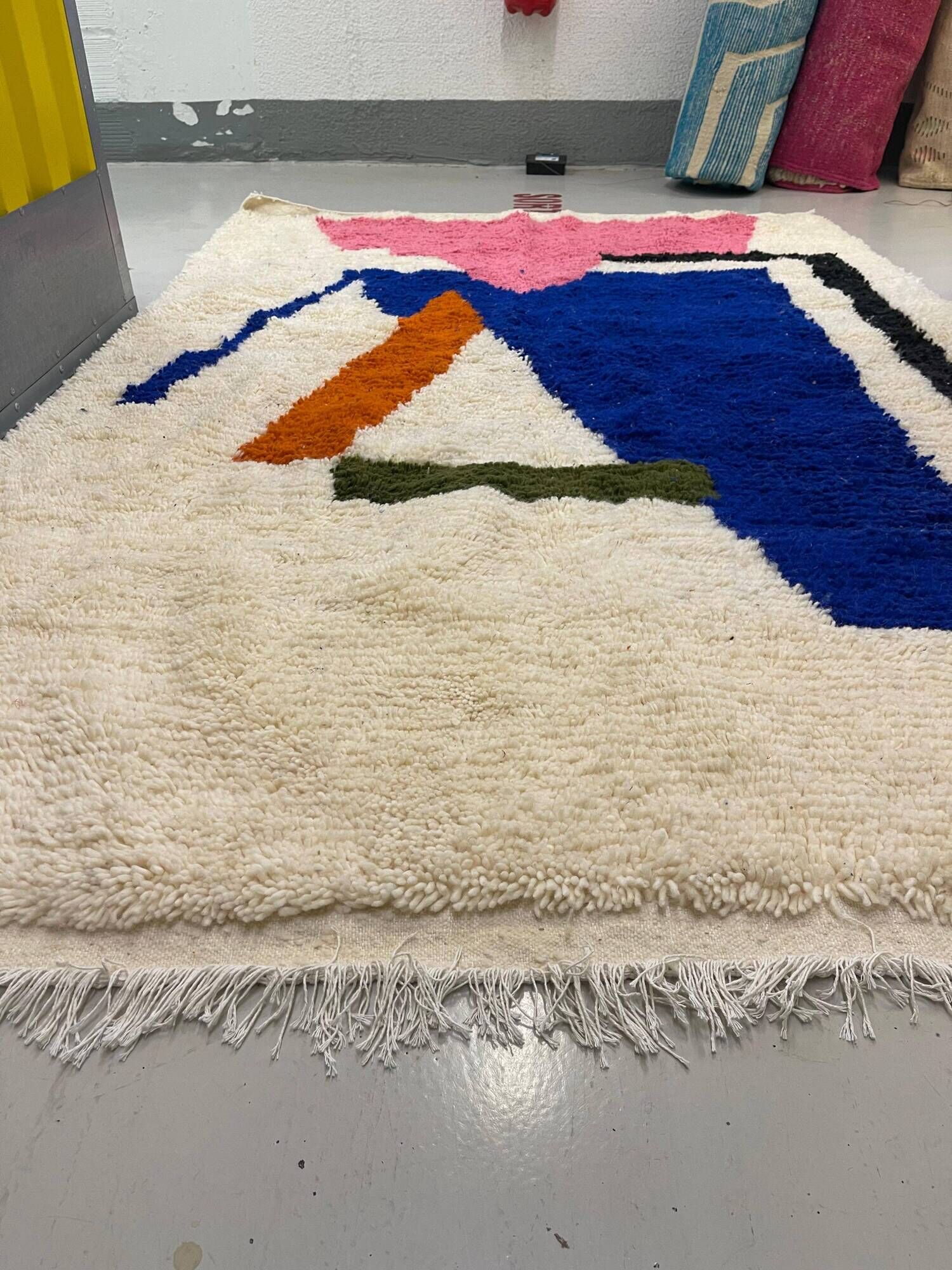 Handmade Berber rug from Morocco – Artisan piece – 164 × 253 cm