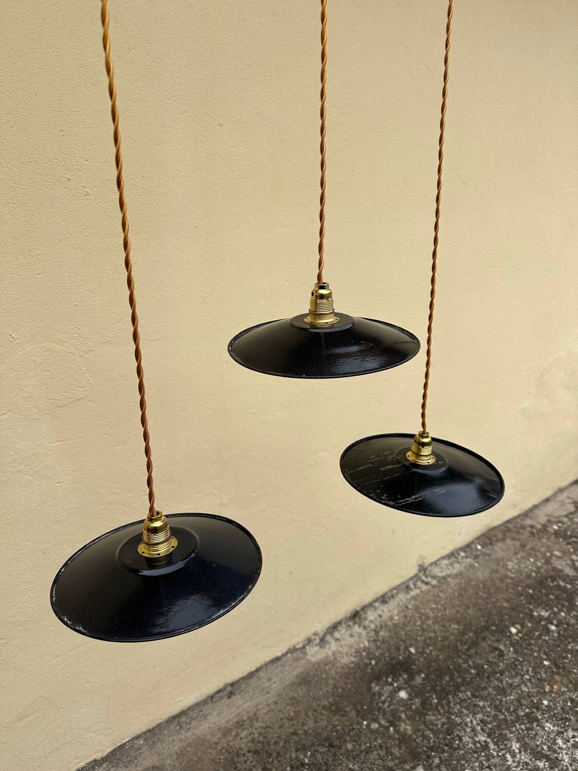 Trio de suspensions tôle émaillée noire et blanche vintage style indus