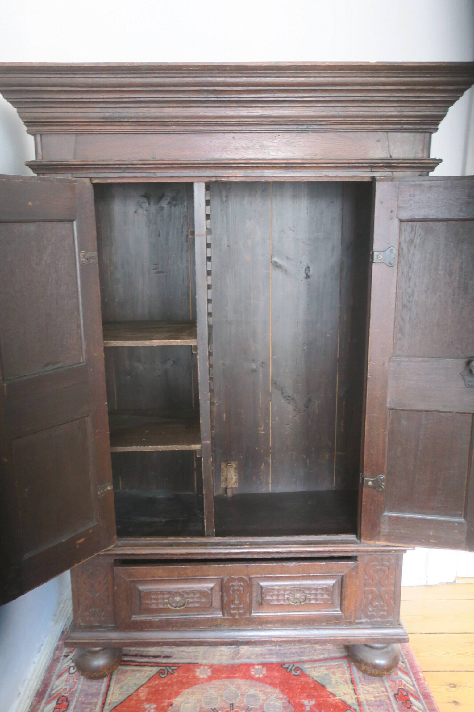 Armoire de ferme en chêne sculpté antique, 1780