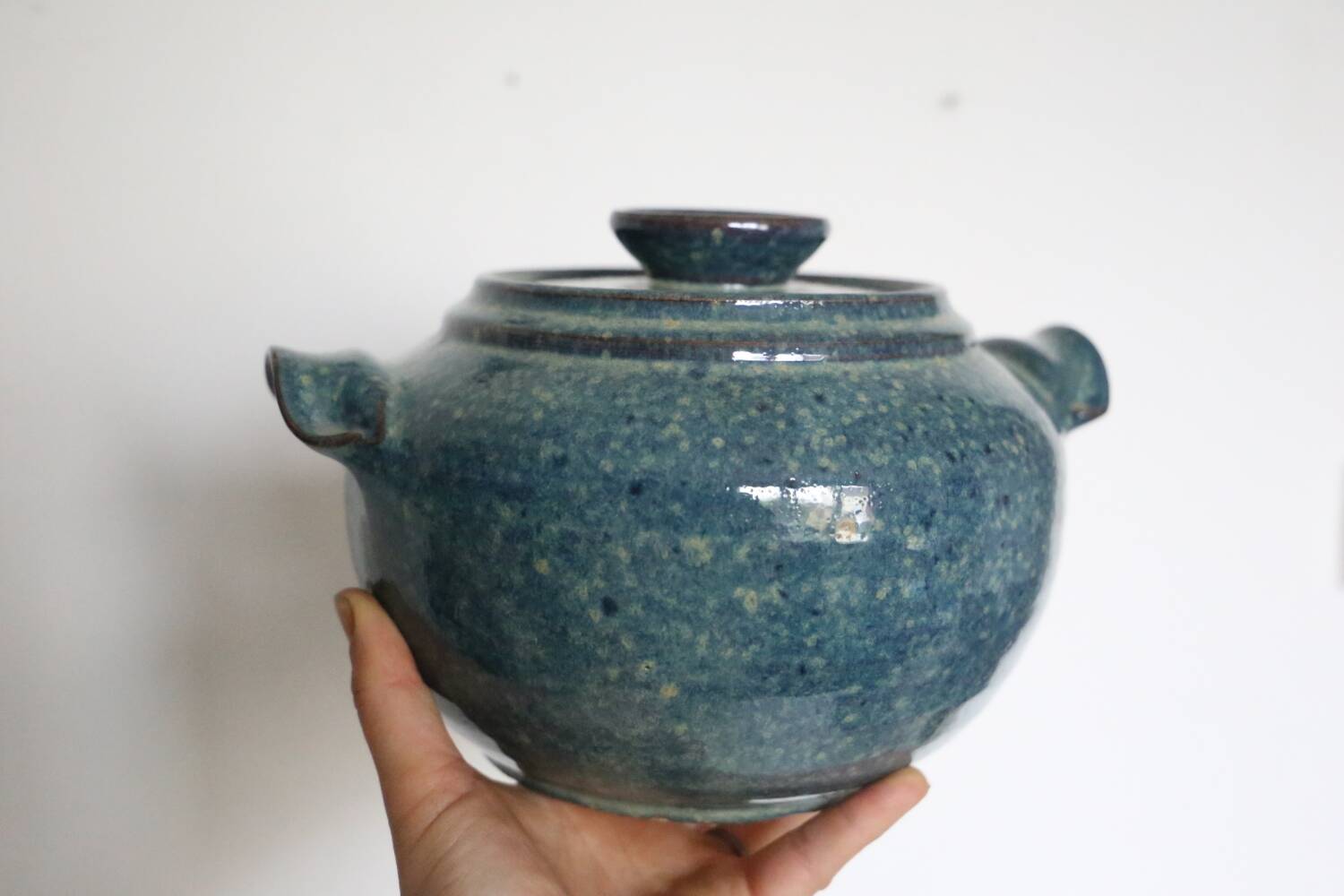 Soupière en poterie artisanale