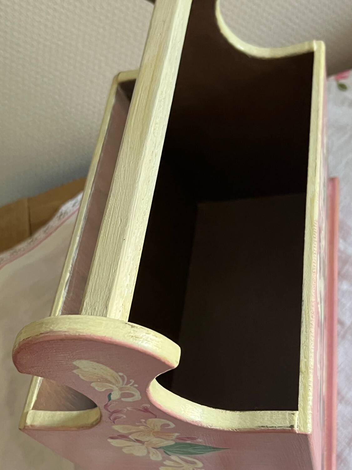 Hand-painted wooden basket – vintage charm and folk authenticity