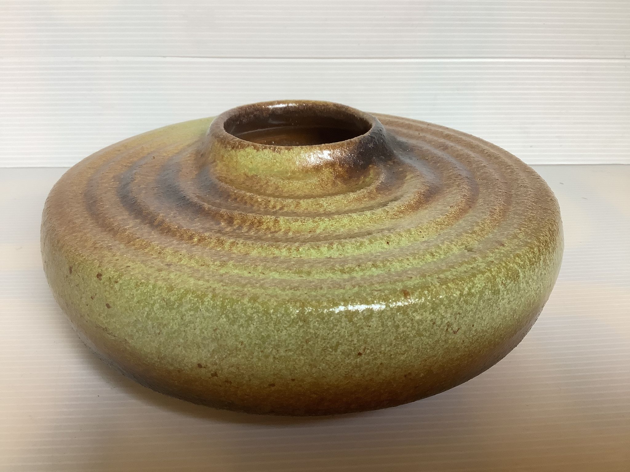 Vase spirale tripode céramique verte marron
