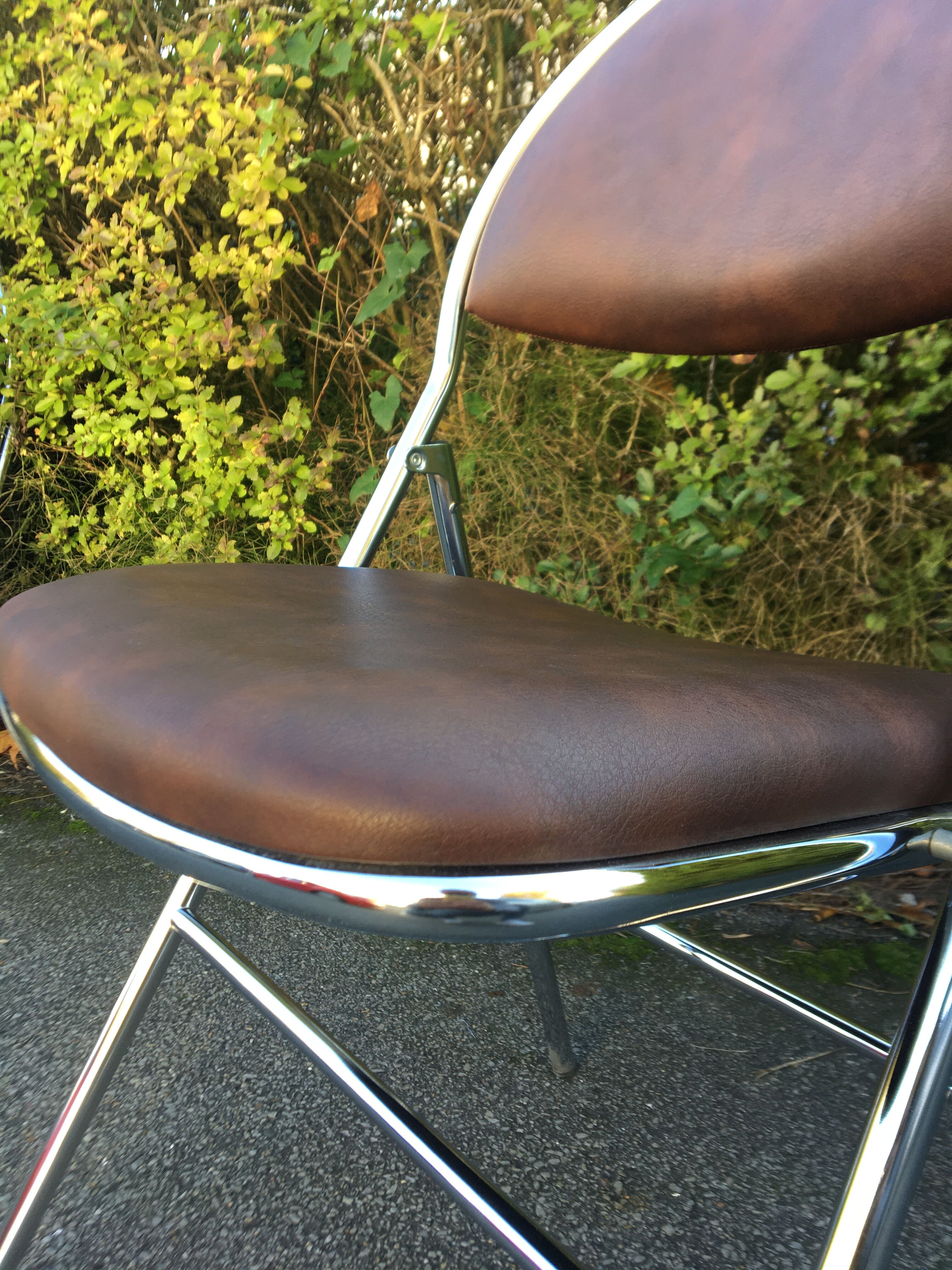 Set de 6 chaises pliantes acier et similicuir 70’s