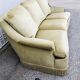 Canapé crapaud vintage en velours beige doré