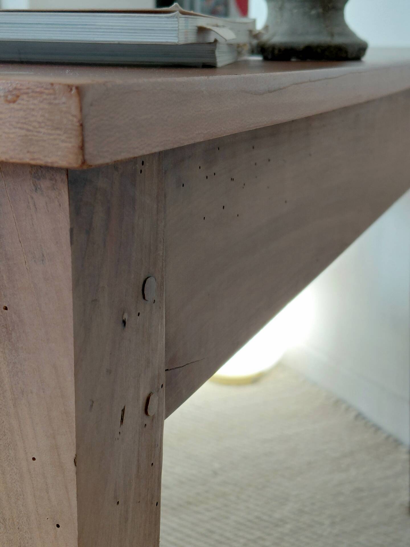 Bureau ancien à double tiroir, pieds gainés, XIXème