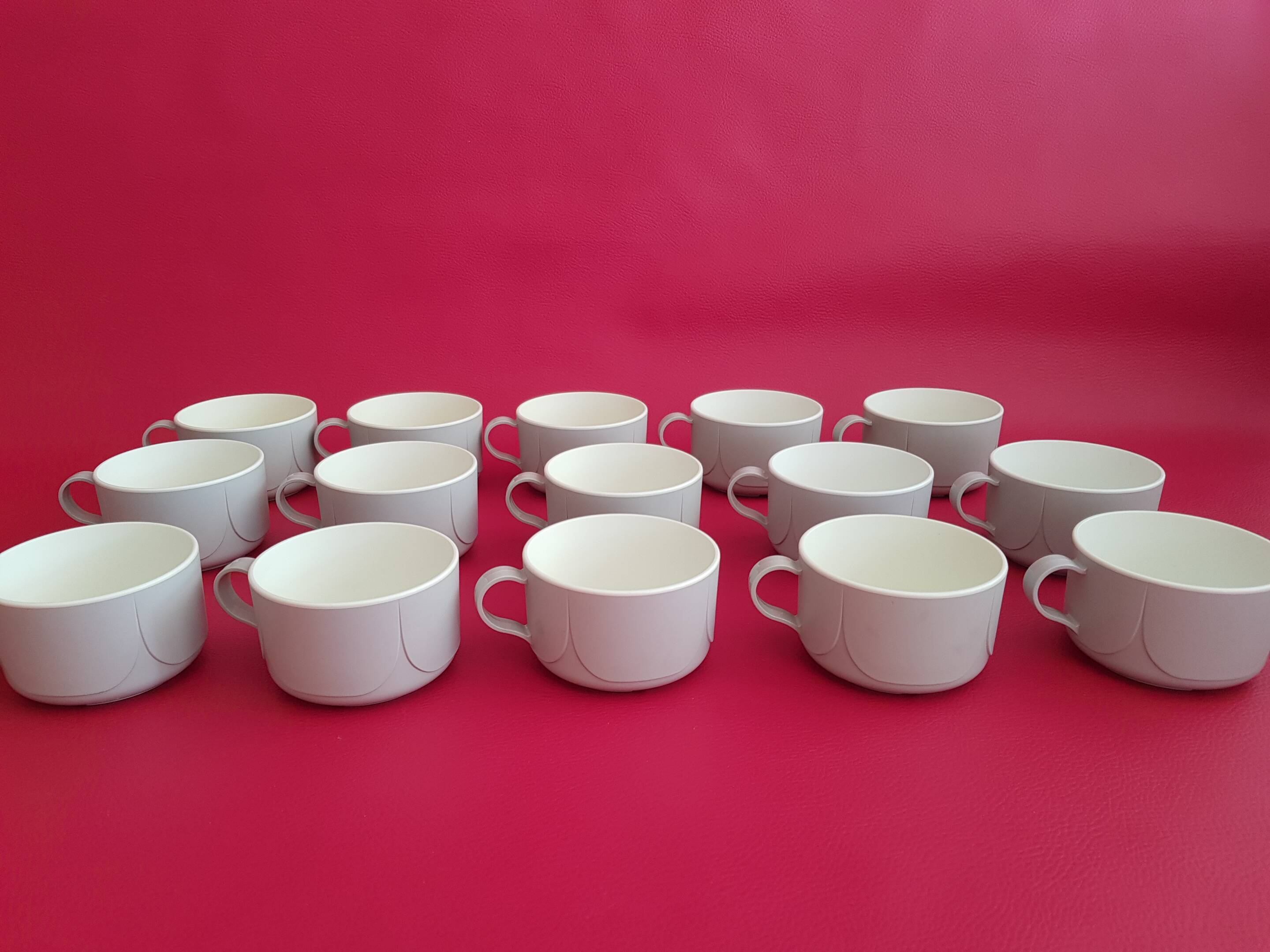 Set of 15 vintage air Littoral plastic cups