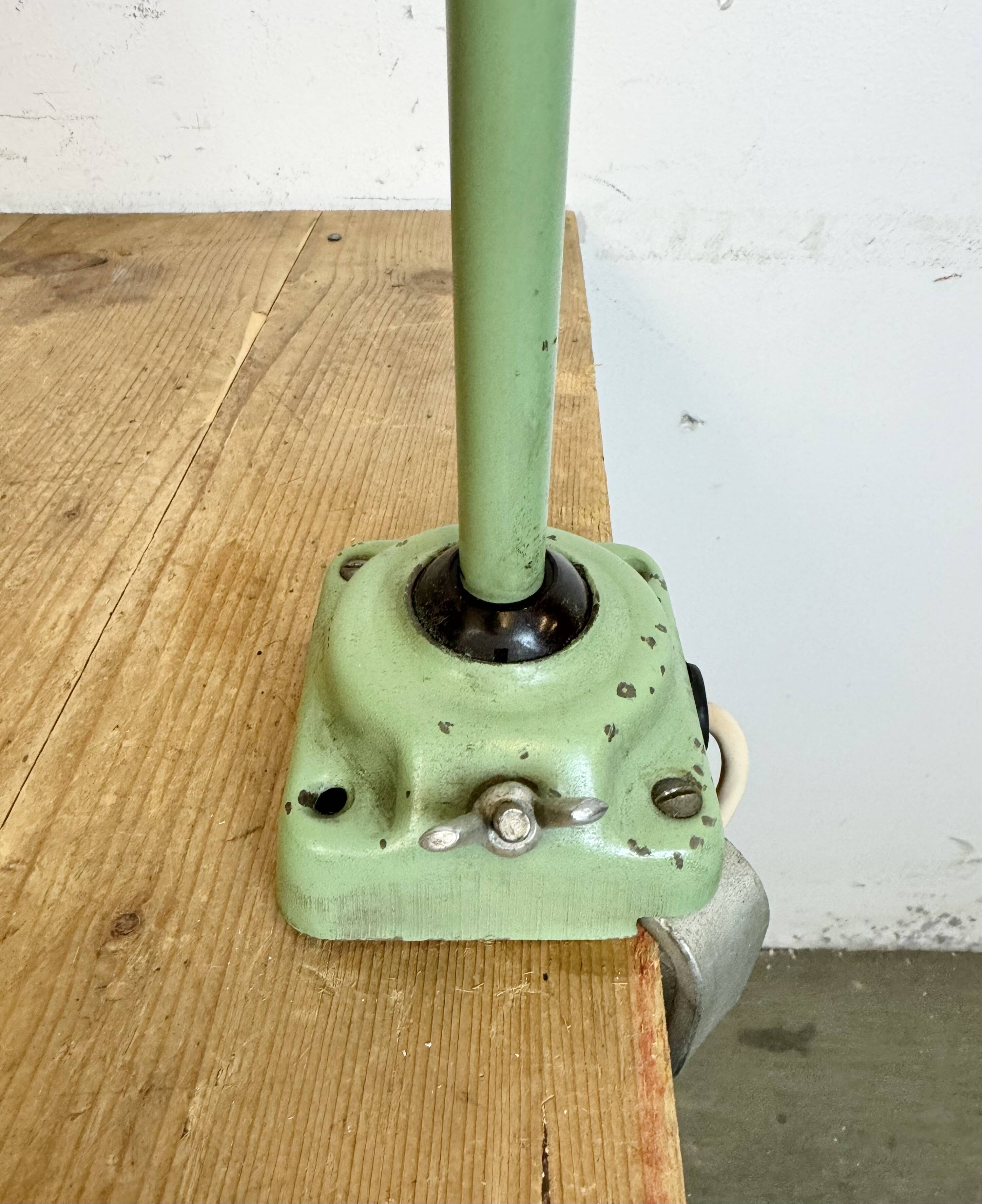 Lampe de table d'atelier industriel vert, 1960s