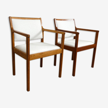 Paire de fauteuils scandinaves en teck et bouclettes blanches