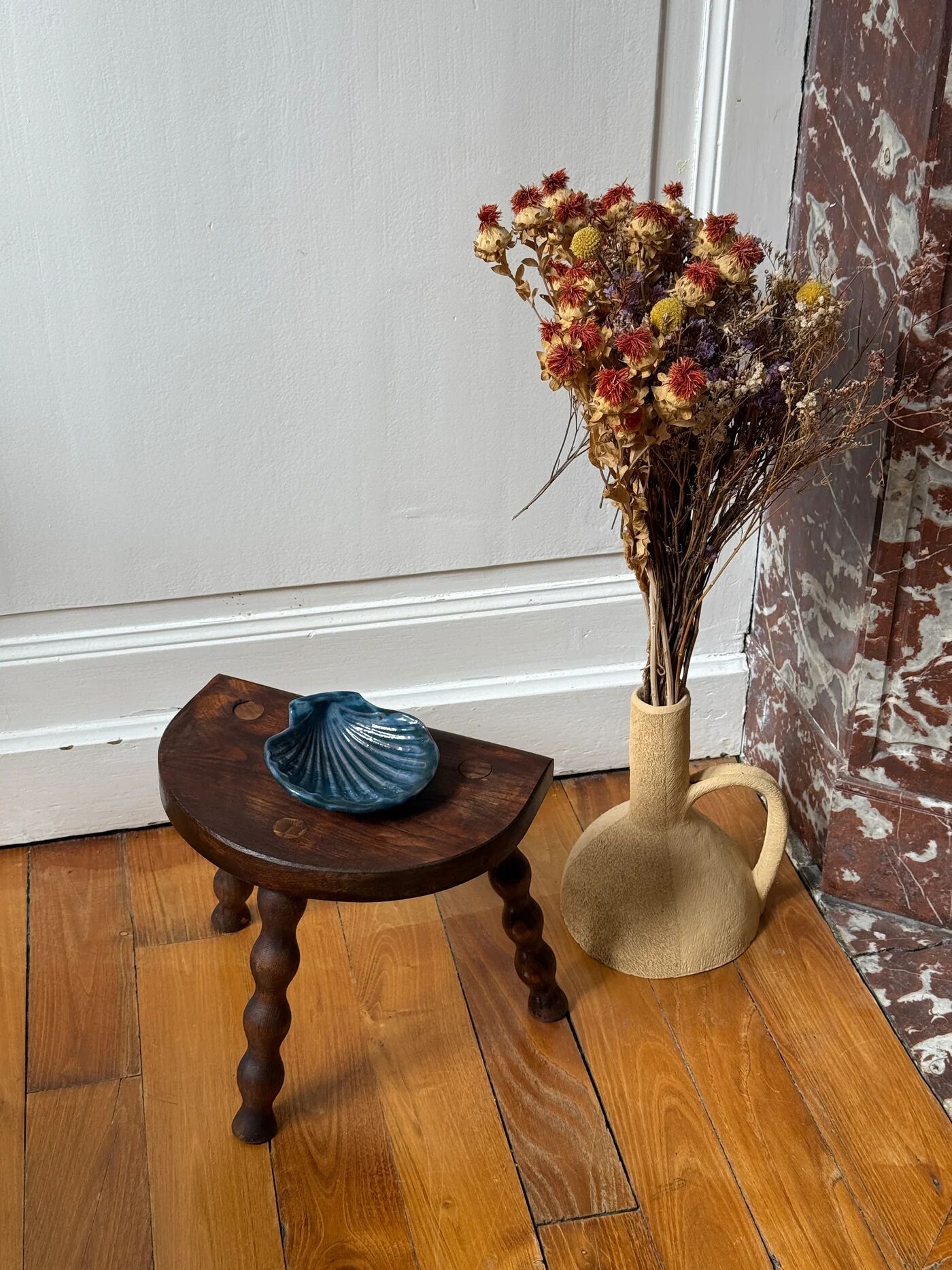 Tabouret tripode en bois tourné