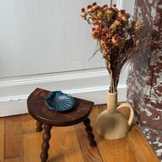 Tabouret tripode en bois tourné