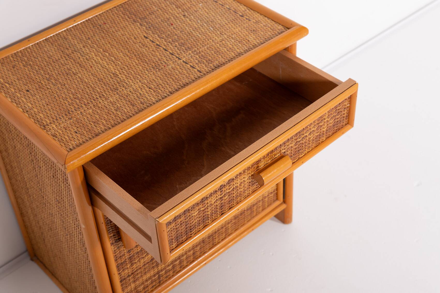 Armoire vintage en rotin et osier