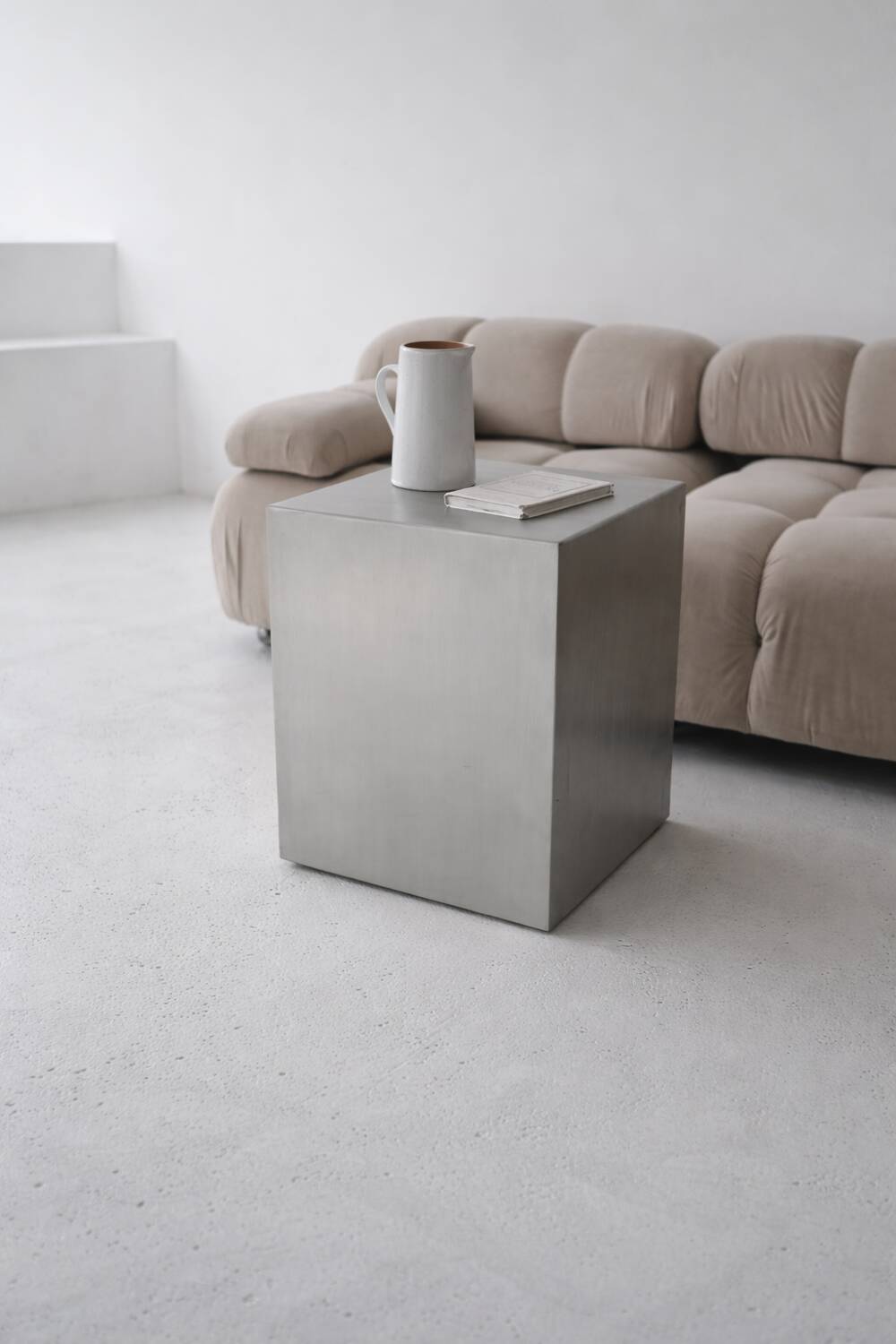 Table d'appoint Veliento "Silent Cube" en acier inoxydable brossé
