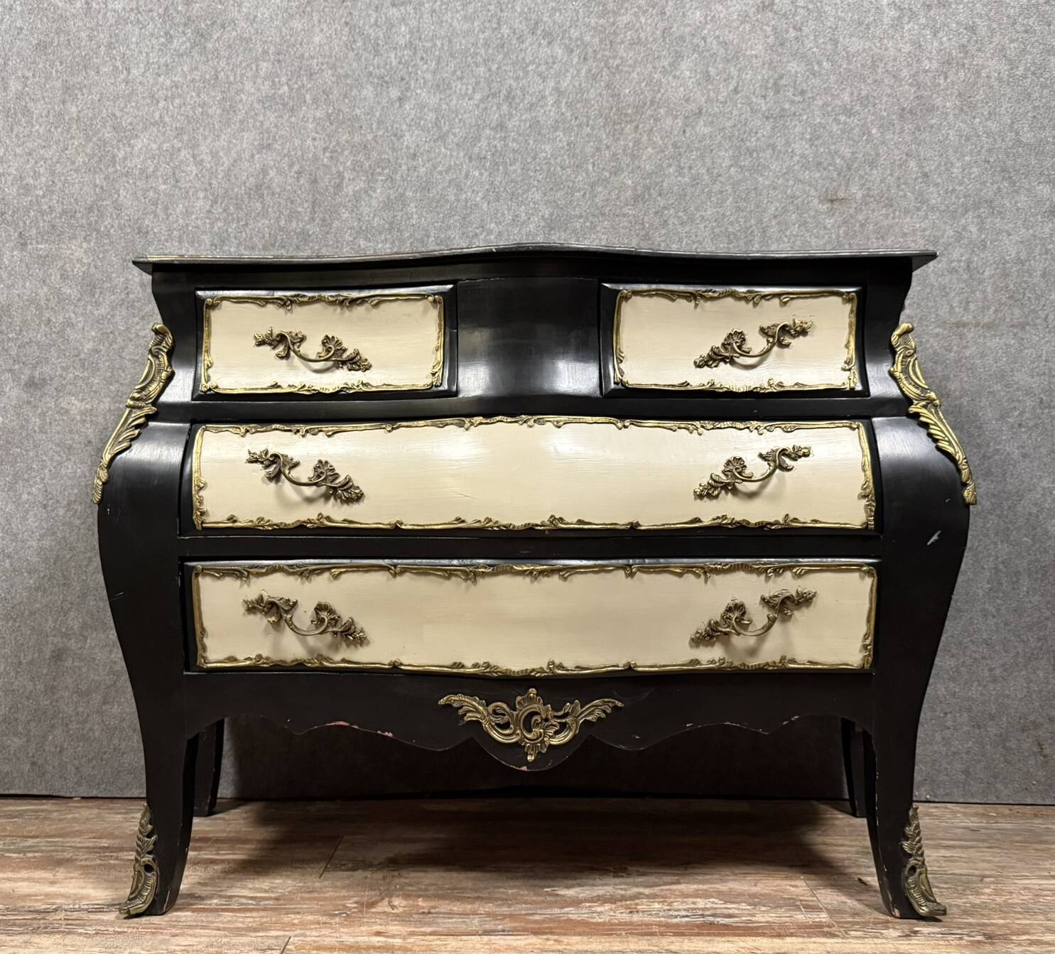 Curved Louis XV Baroque style chest of drawers in lacquered wood