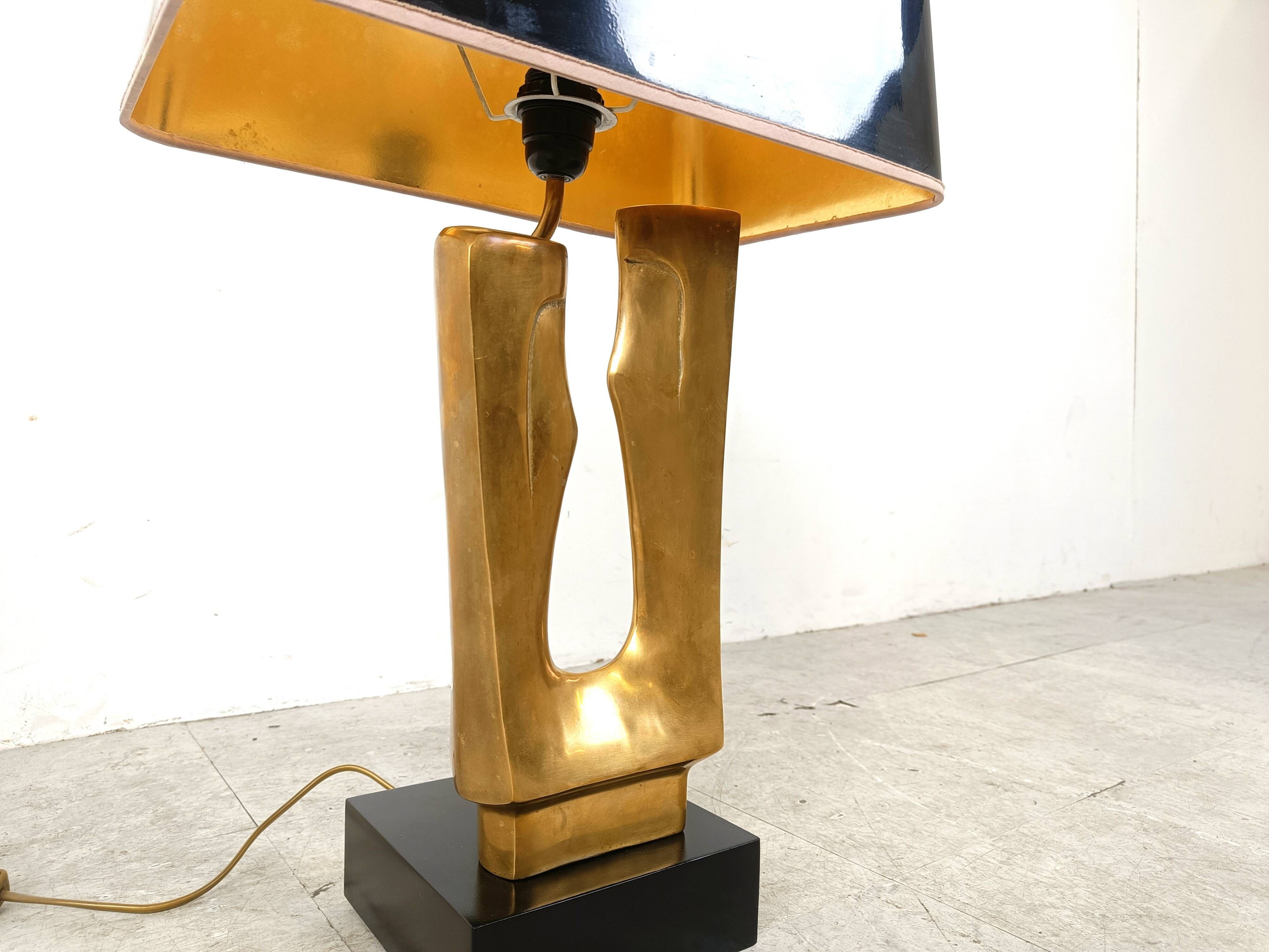 Lampe de table en laiton en forme de feuille des années 1970.