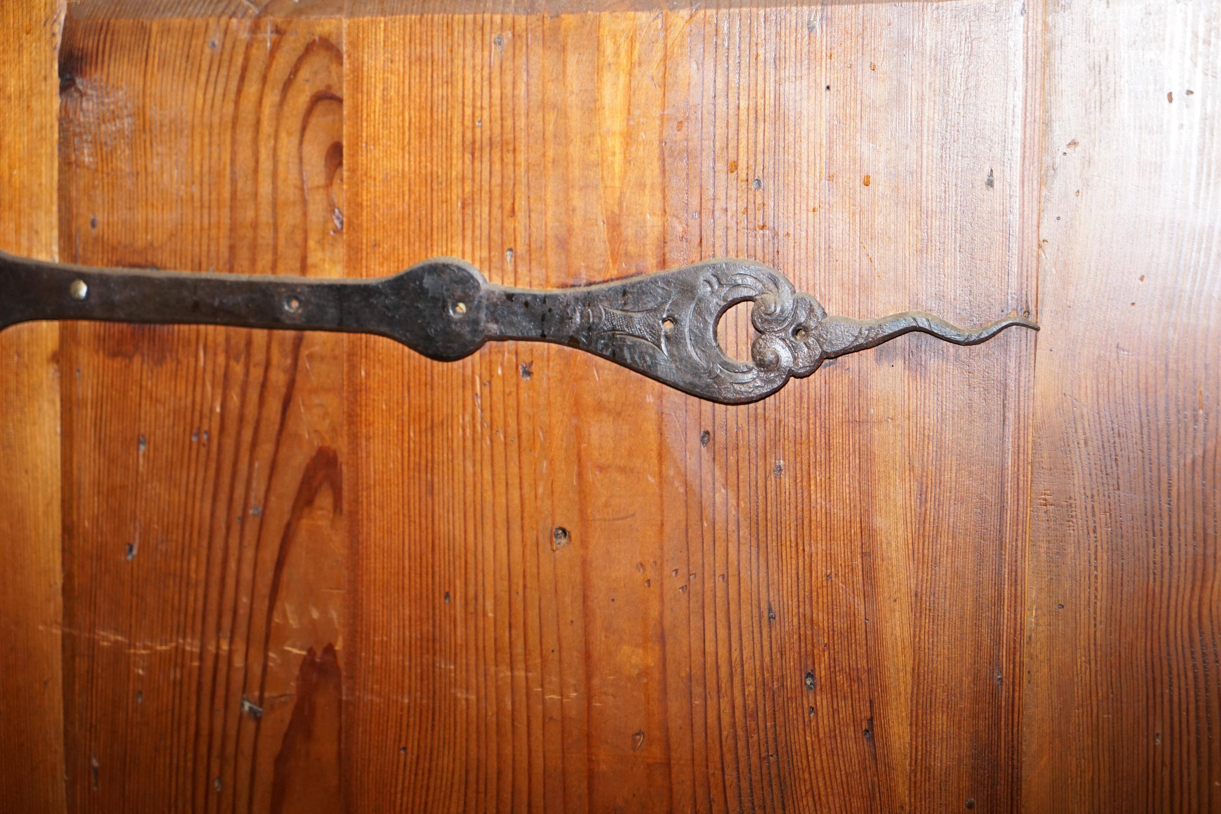 Hand-painted armoire Sublime from around 1800 in oak.