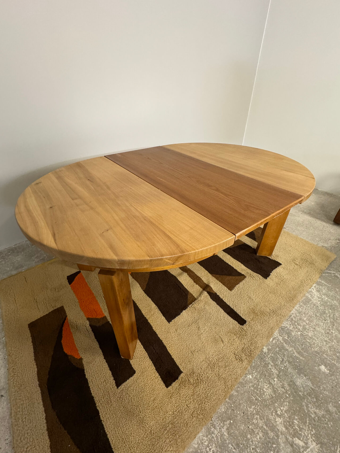 Round table with 1 extension in solid elm Regain, diameter 120 cm.