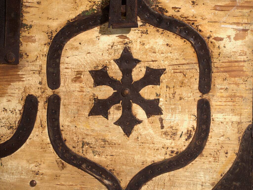 Coffre ancien ferré en bois de pin – Europe centrale, vers 1870