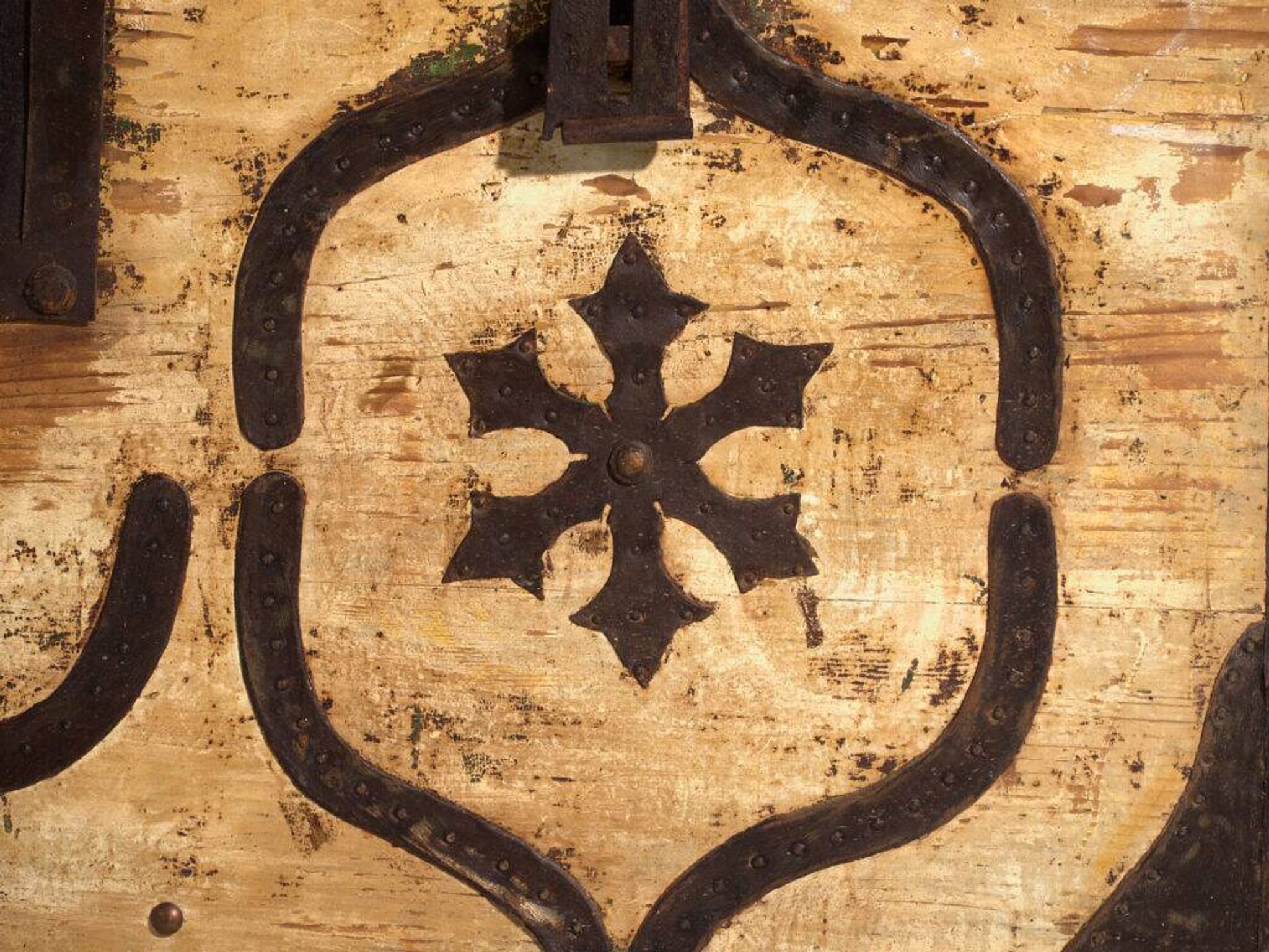 Coffre ancien ferré en bois de pin – Europe centrale, vers 1870