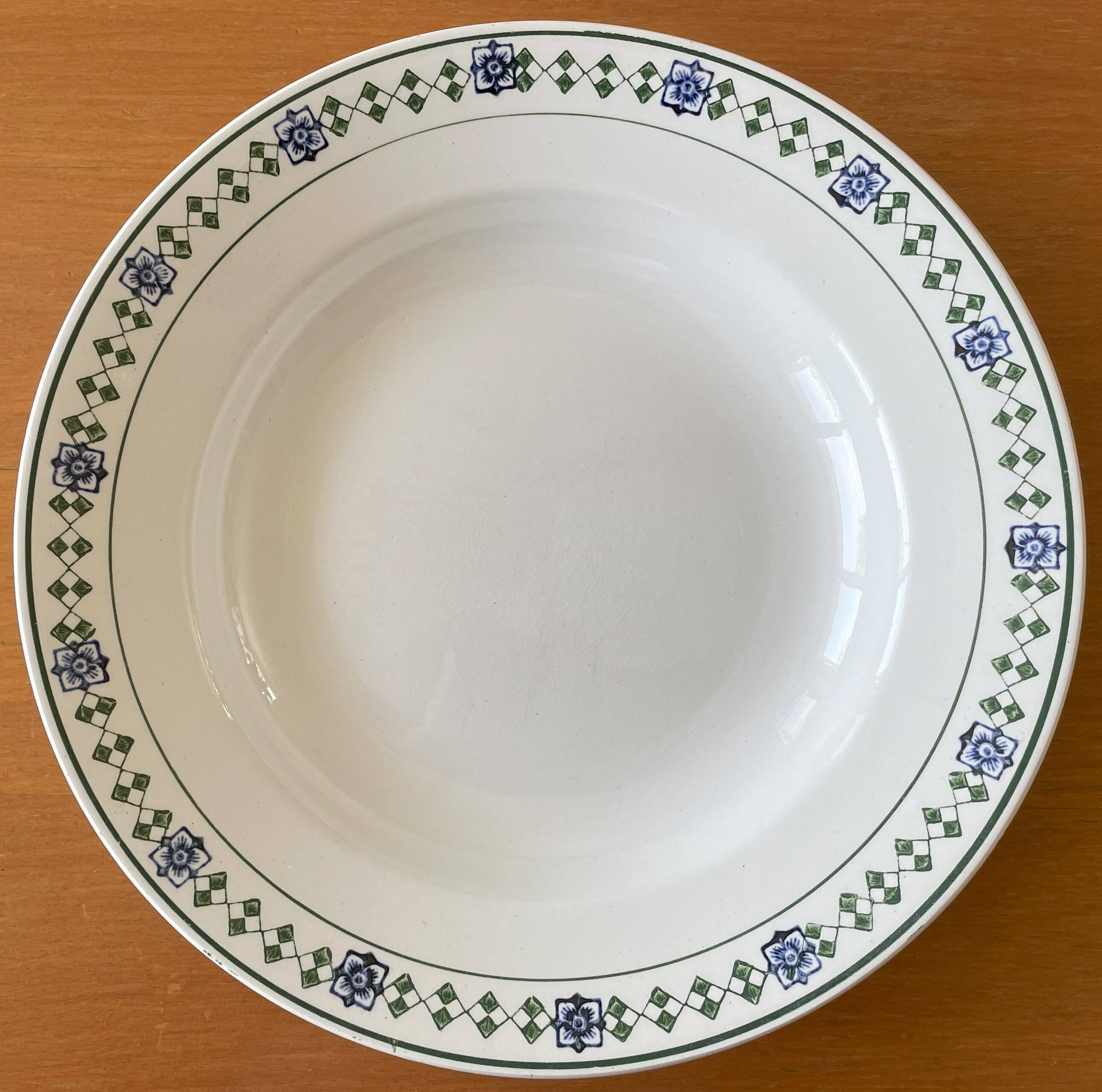 5 assiettes creuses anciennes en faïence de Saint-Amand