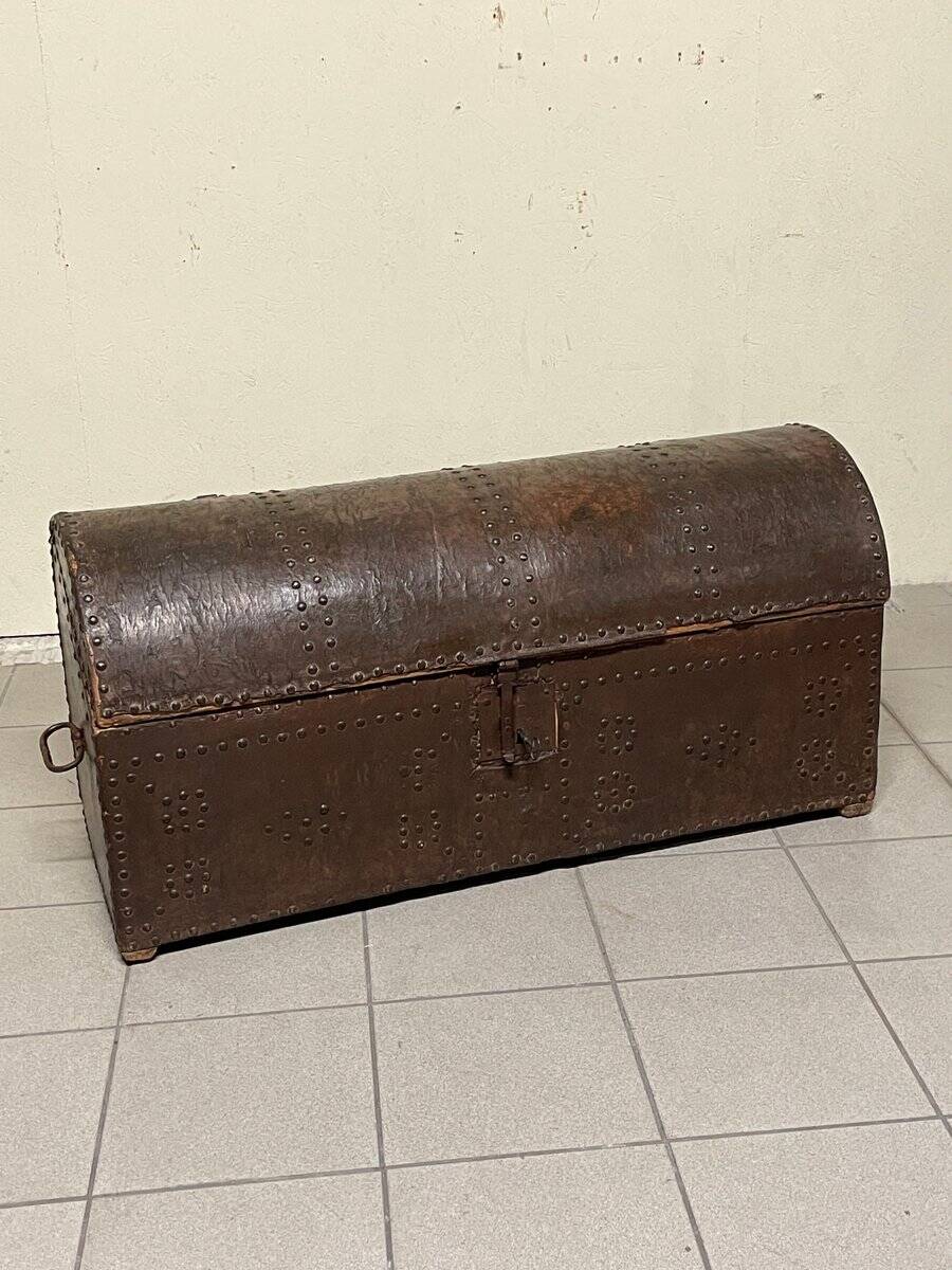 Antico baule da viaggio con borchie, XVIII-XIX secolo