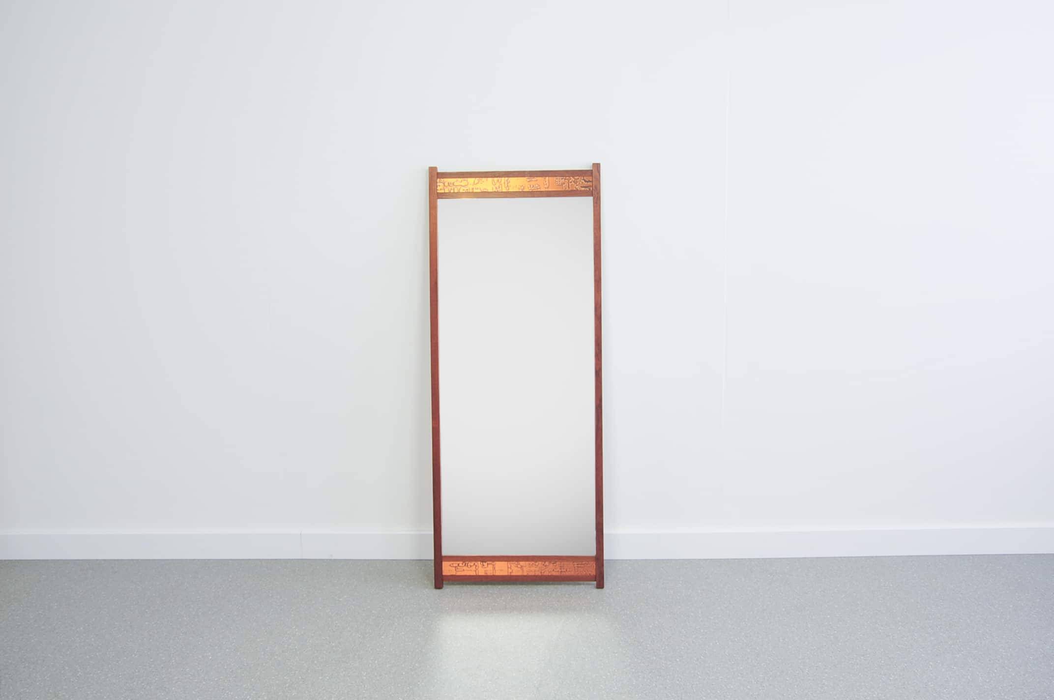 Miroir en teck avec bande en relief en cuivre