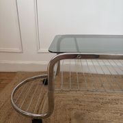 Table basse en métal et verre fumé 1970