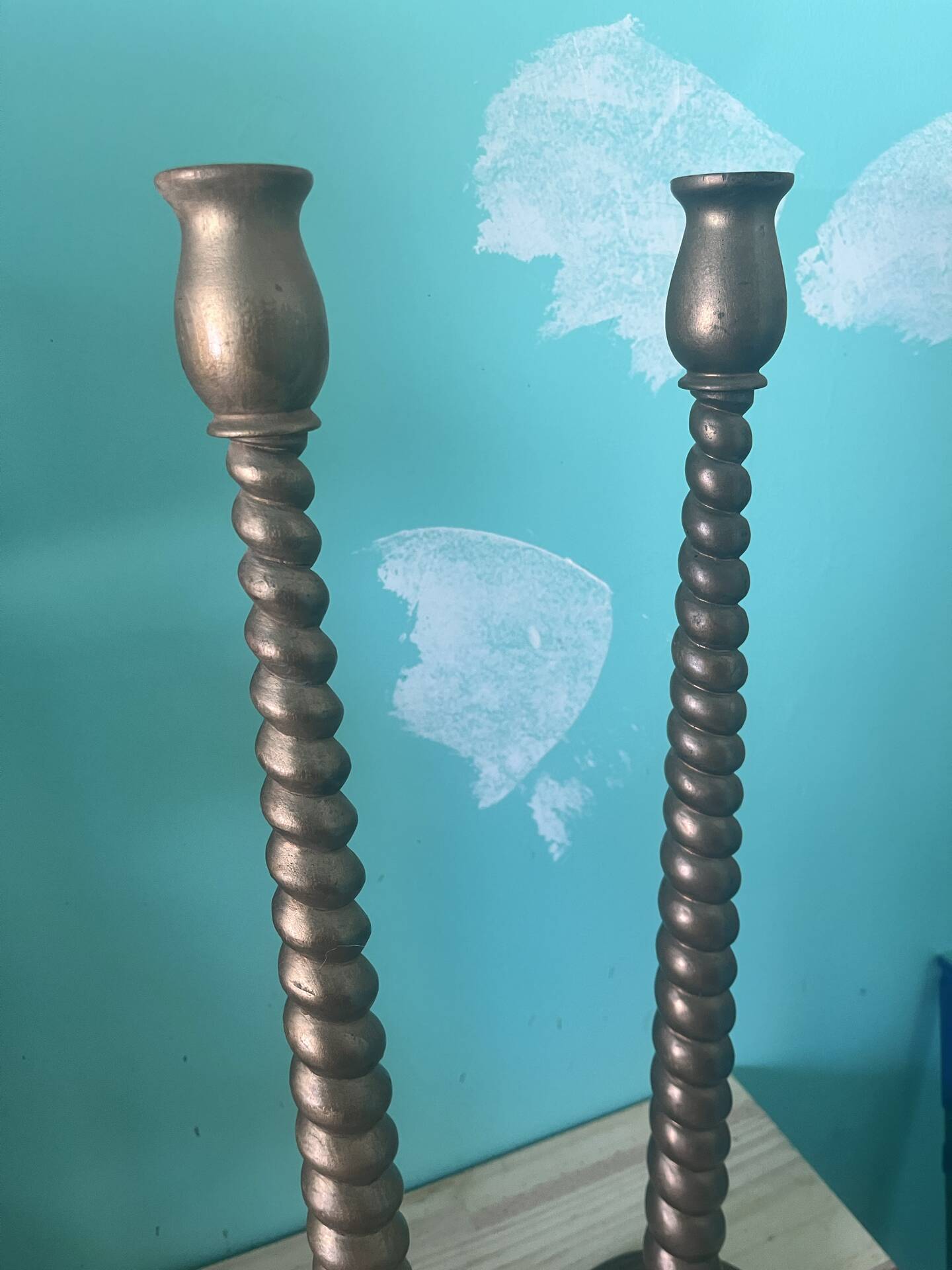 Paire de grands bougeoirs en bois torsadé doré — Hauteur 62 cm — Déco