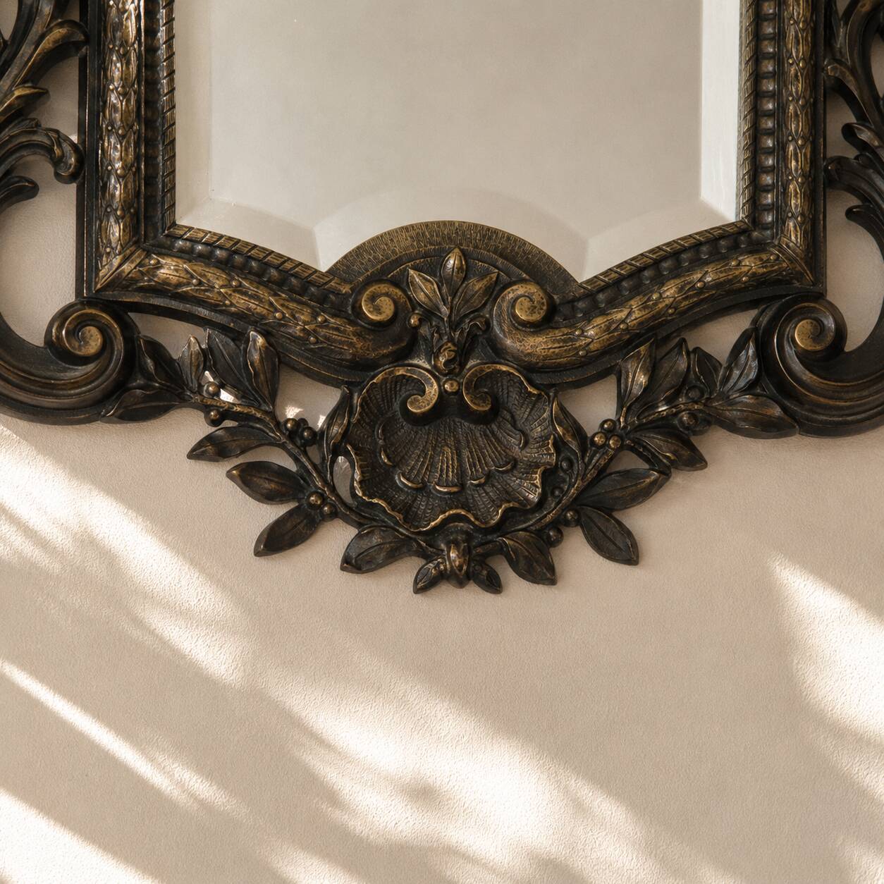 Miroir biseauté en bronze, Second Empire XIXe siècle, style Louis XV