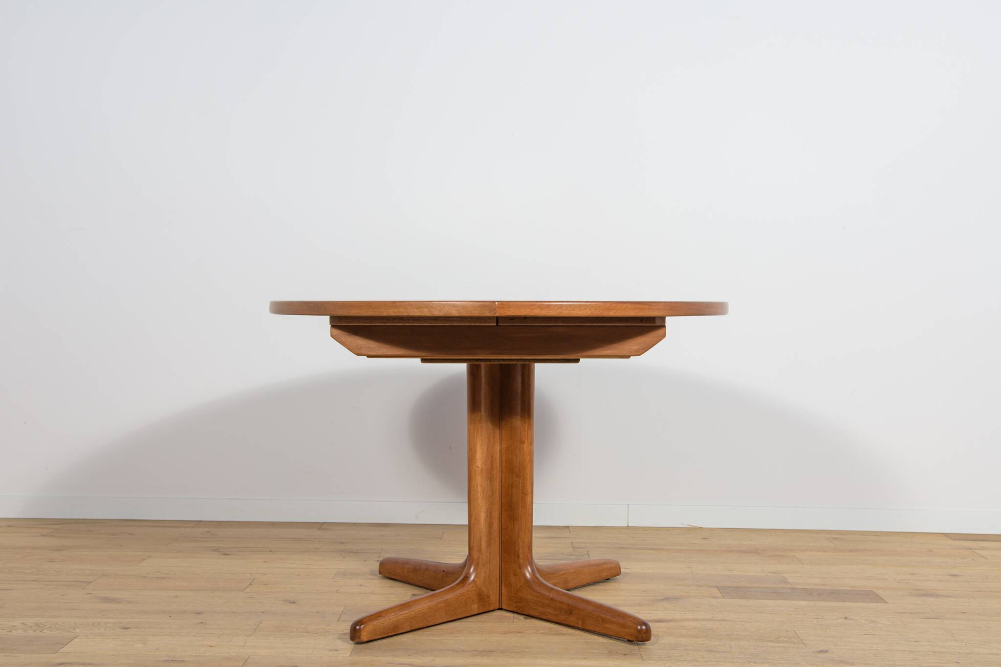 Mid-Century Round Walnut Extendable Dining Table, United Knigdom, 1950s