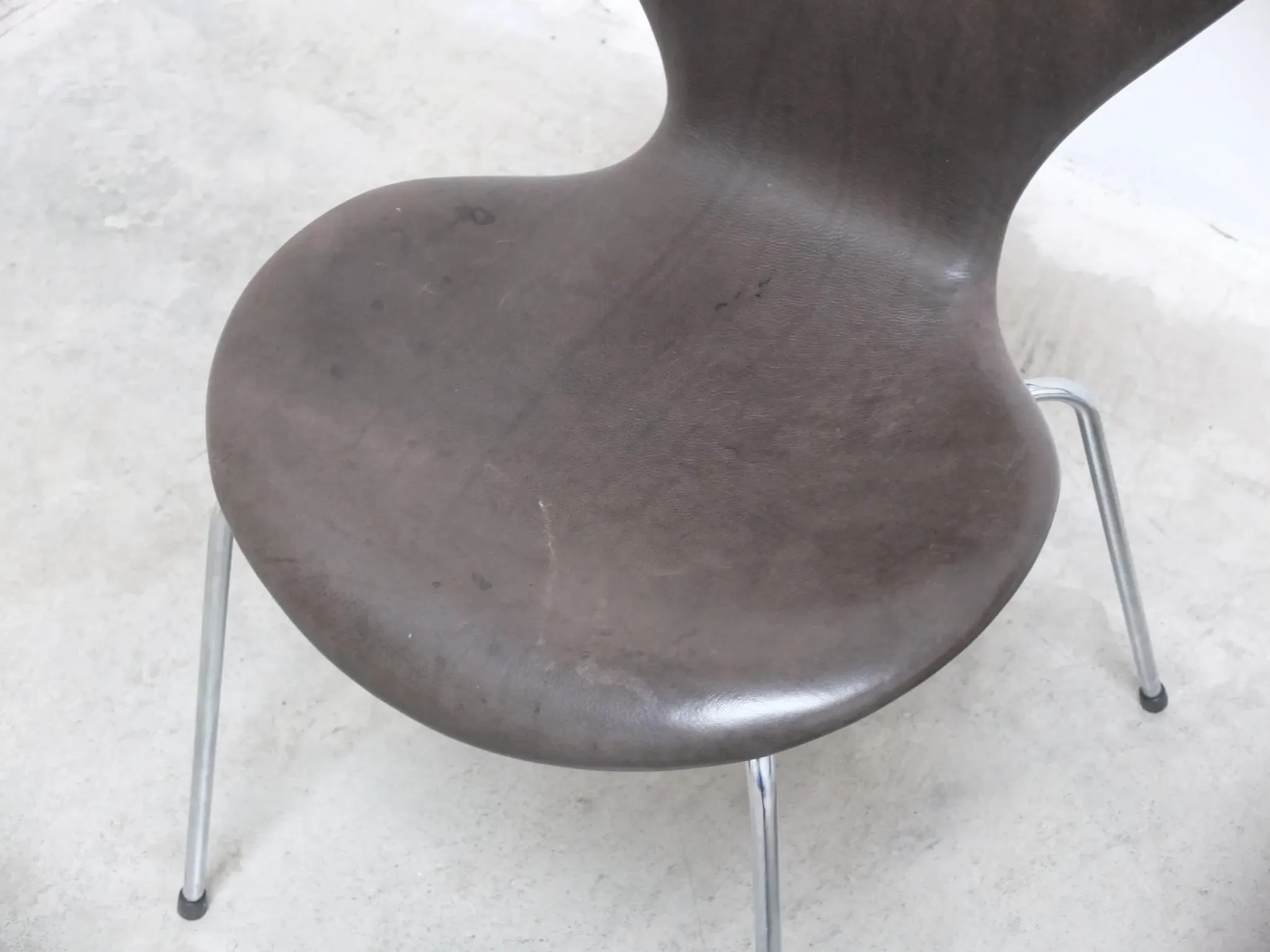 Set of 4 'Series 7' chairs in leather by Arne Jacobsen for Fritz Hansen, 1955