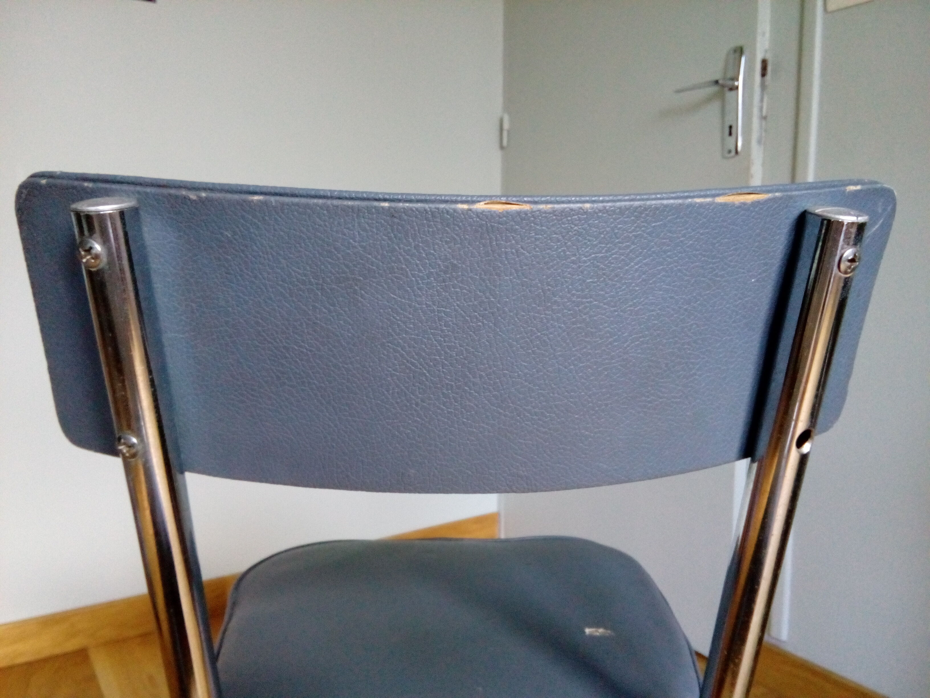 Bauhaus industrial style office chair shaped sled or sled in chrome tubular metal and skai