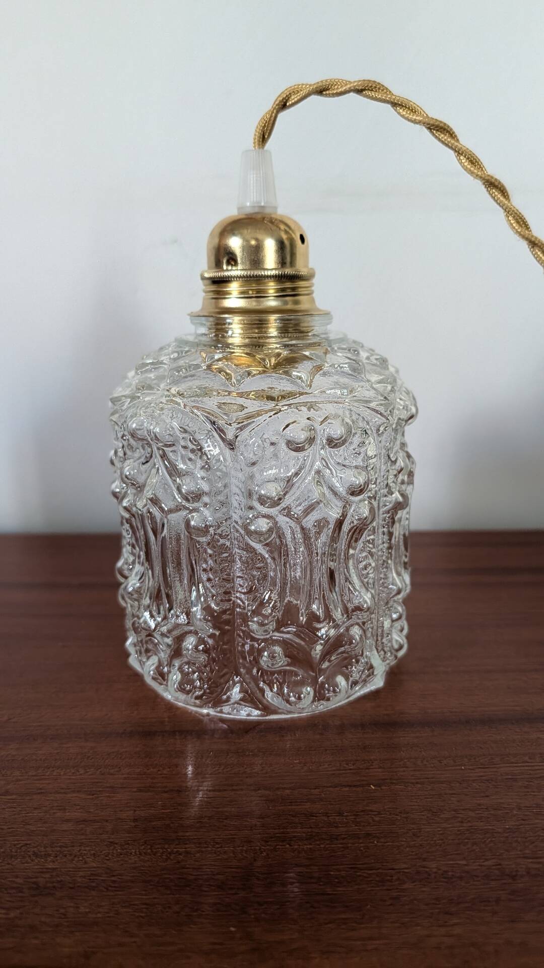 Suspension in moulded glass with floral decoration