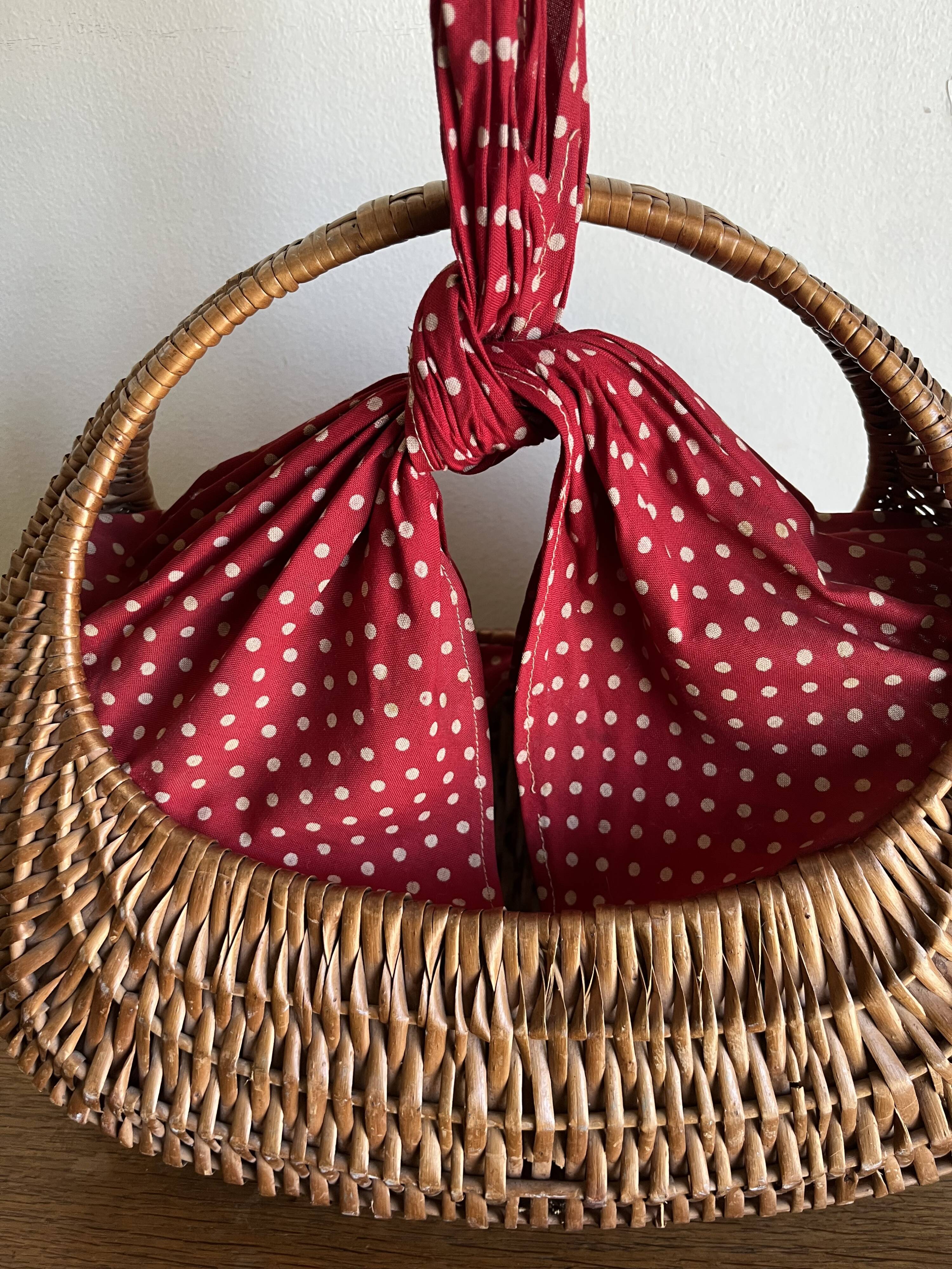 Panier gondole en osier 1960 doublé de coton a pois rouges