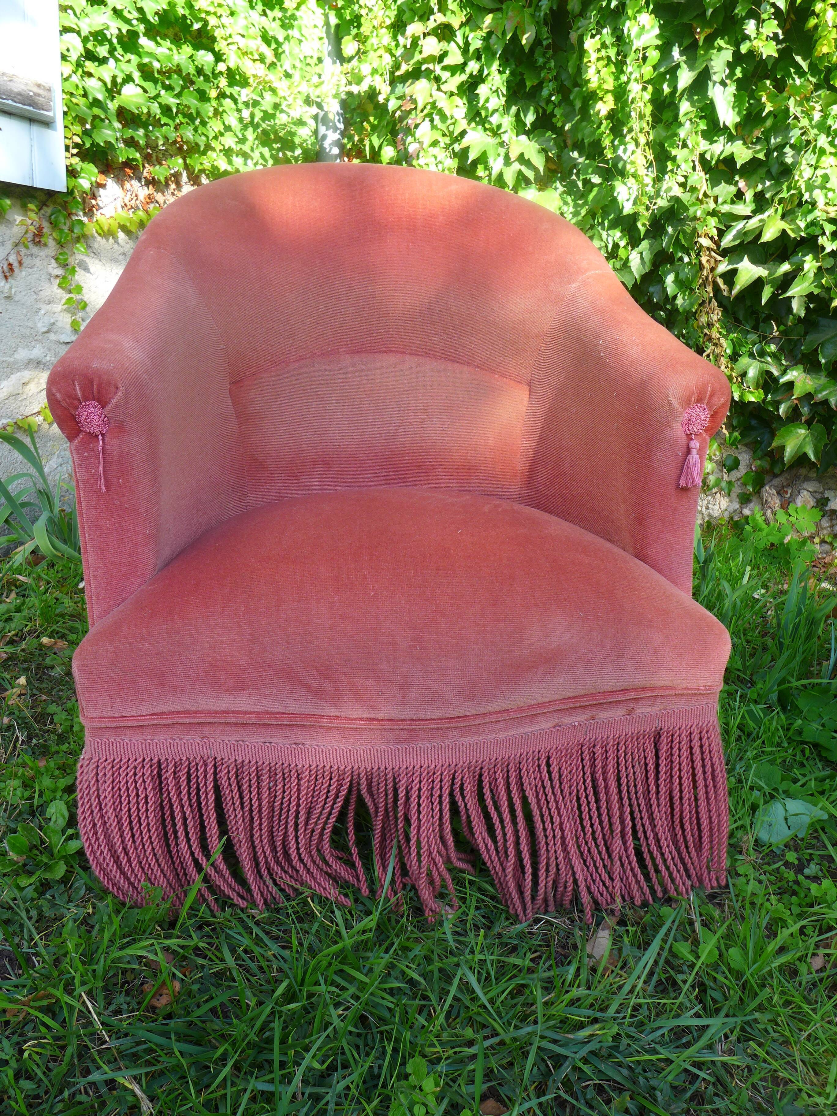Pink velvet toad chair