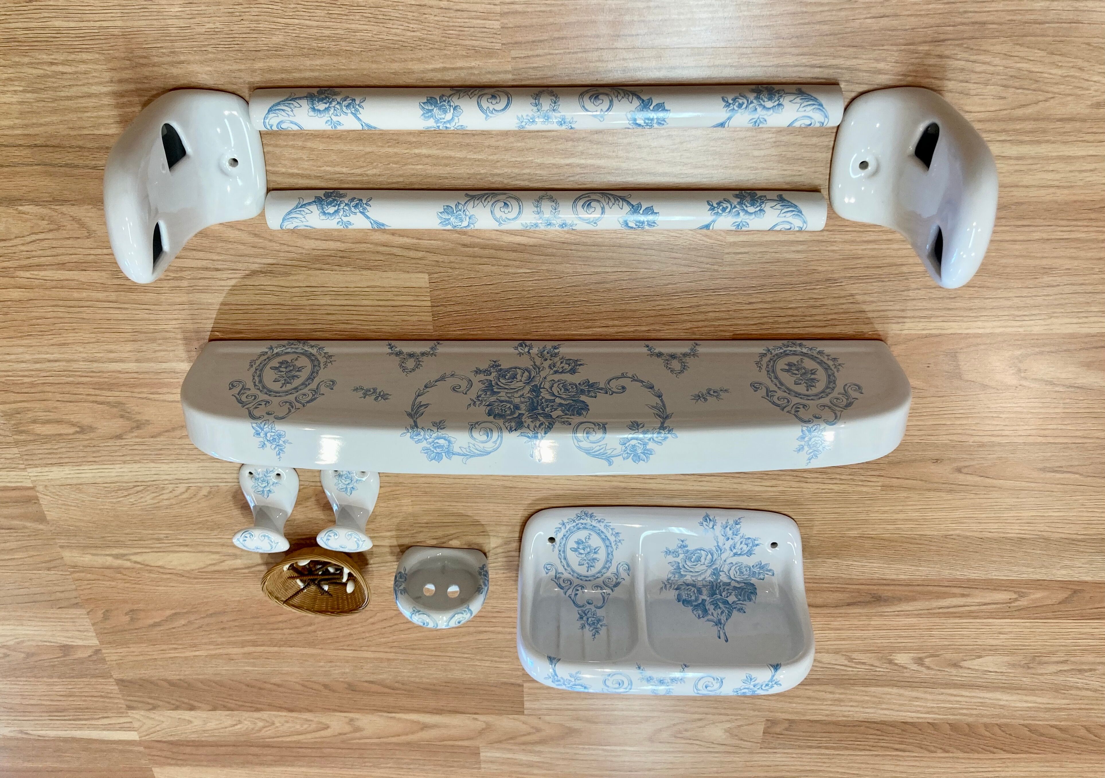COMPLETE BATHROOM SET "PORCELAINE DE PARIS".