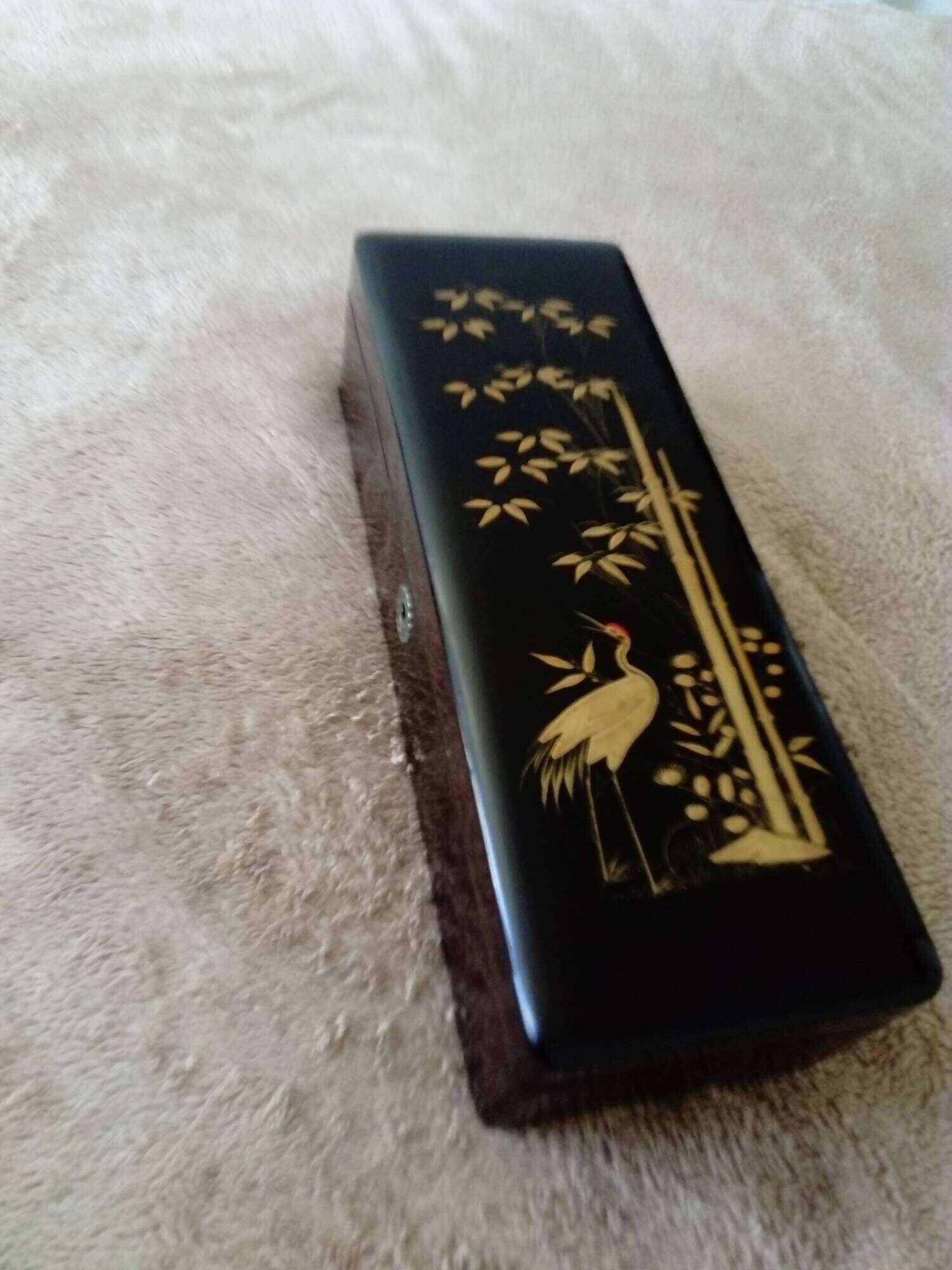 Glove box in lacquered wood decorated with a crane among bamboos. China, Japan?