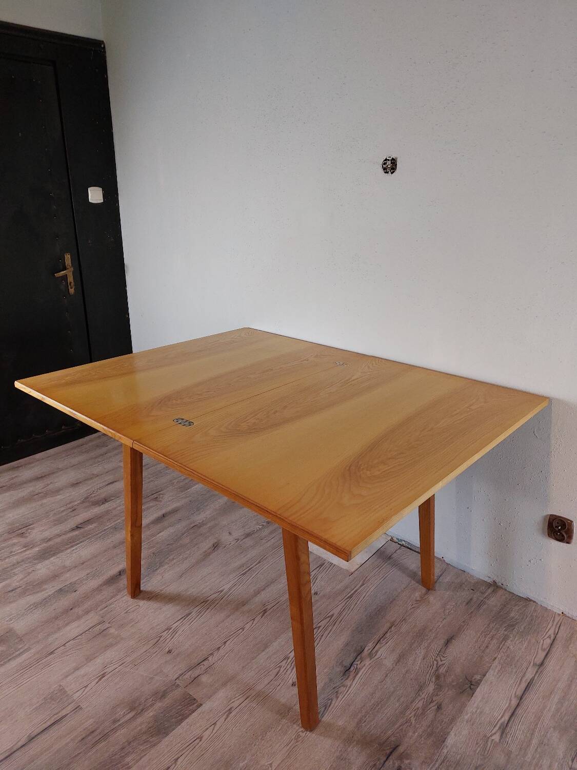 Table extensible en ronce de noyer, Vintage Tchèque 1960s