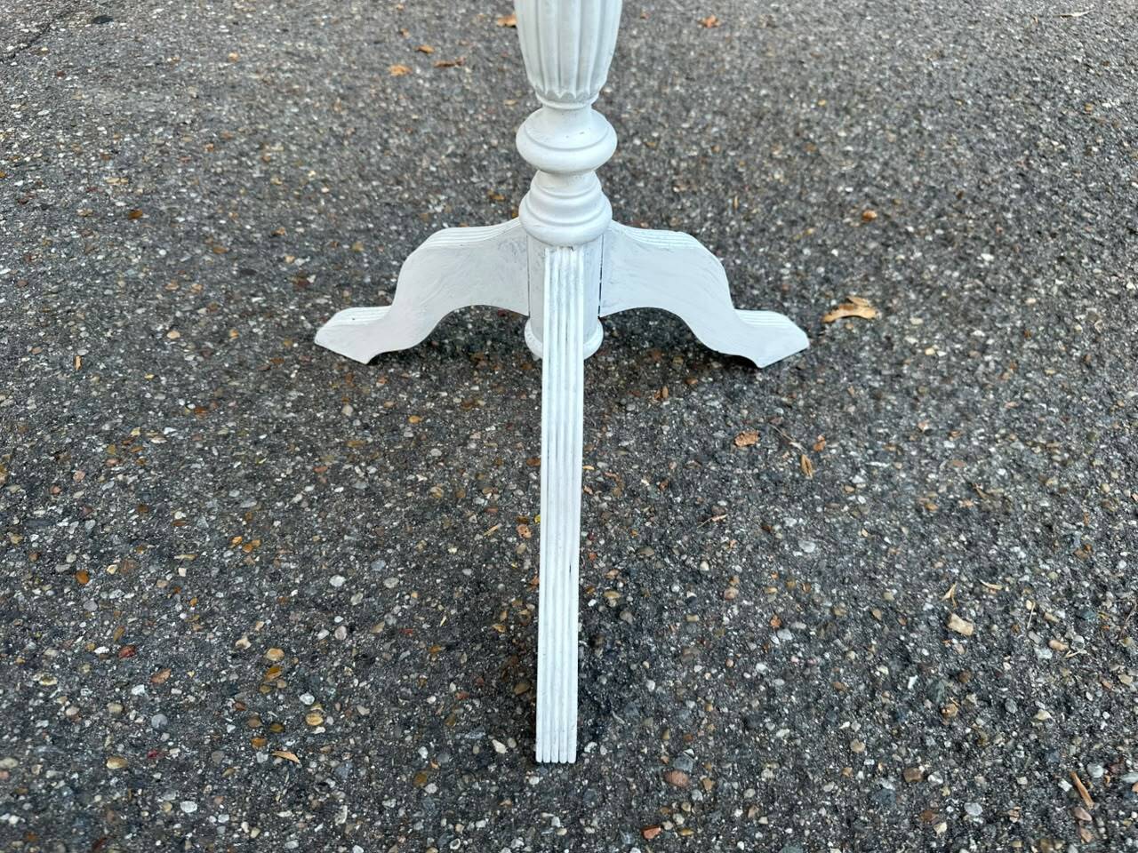 Tripod gueridon / Louis XVI style white patinated side table 1960