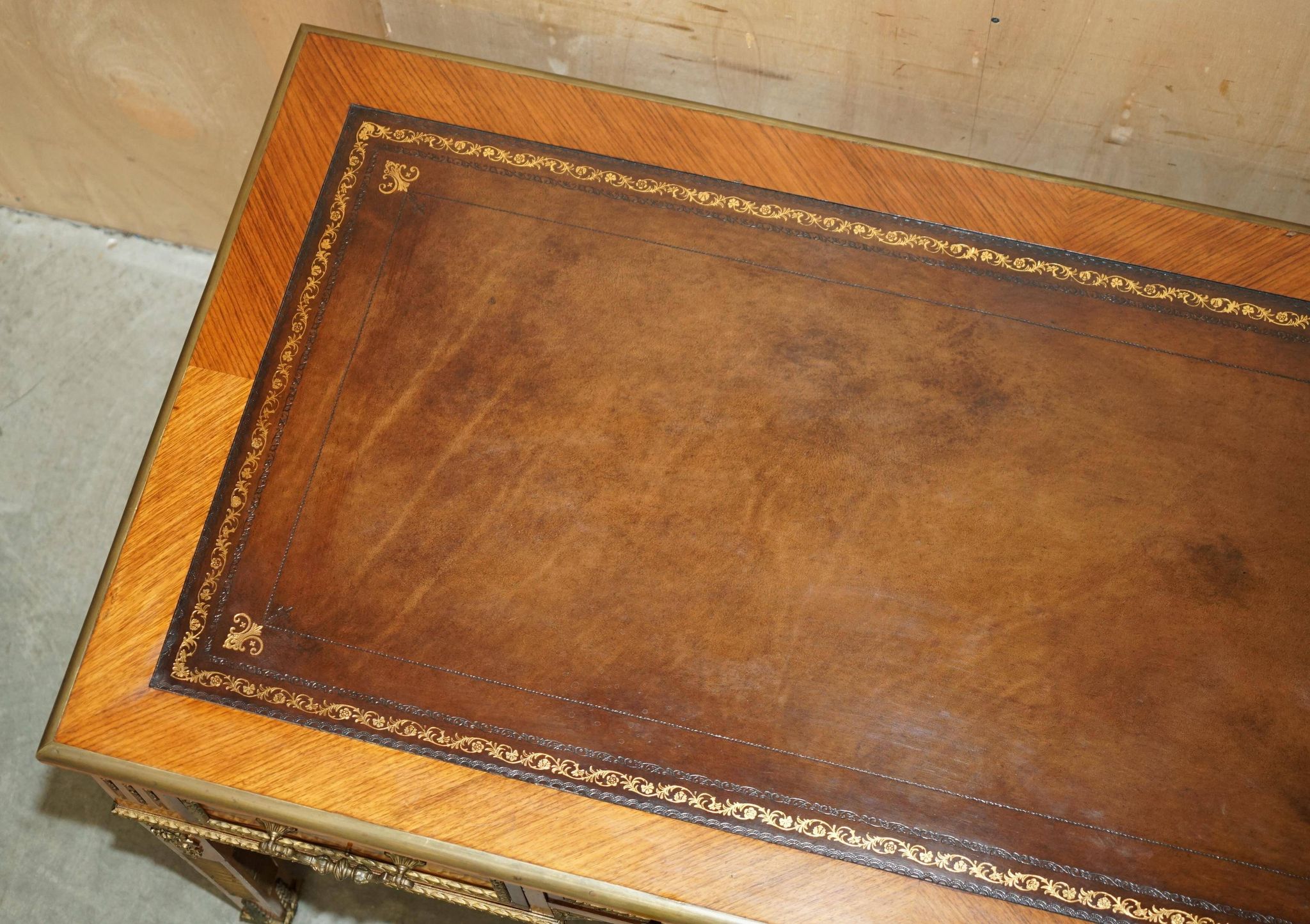 Bureau Plat Restauré Louis XVI Orné d'Ormolu Fin XIXe Siècle