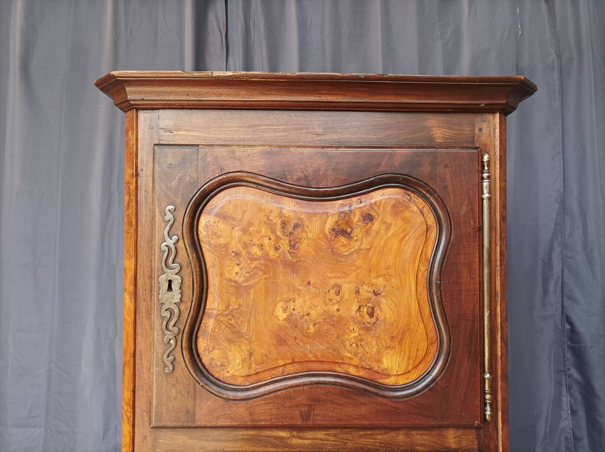 Standing man Louis XV in walnut and ash burl