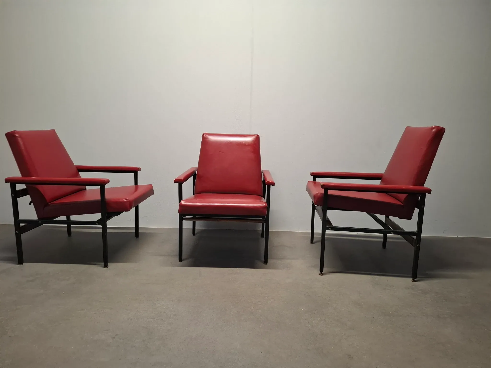 Ensemble de 3 fauteuils rouges de style mid-century moderne, Tchécoslovaquie, années 1970.