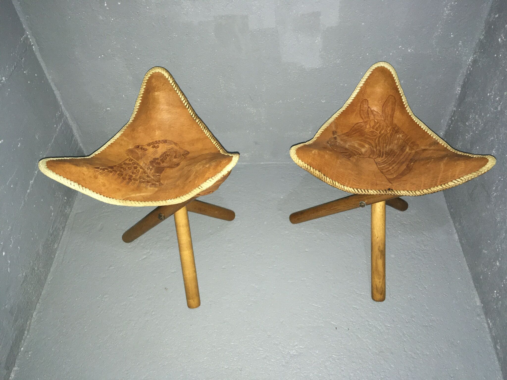 Paires de tabourets tripode en cuir