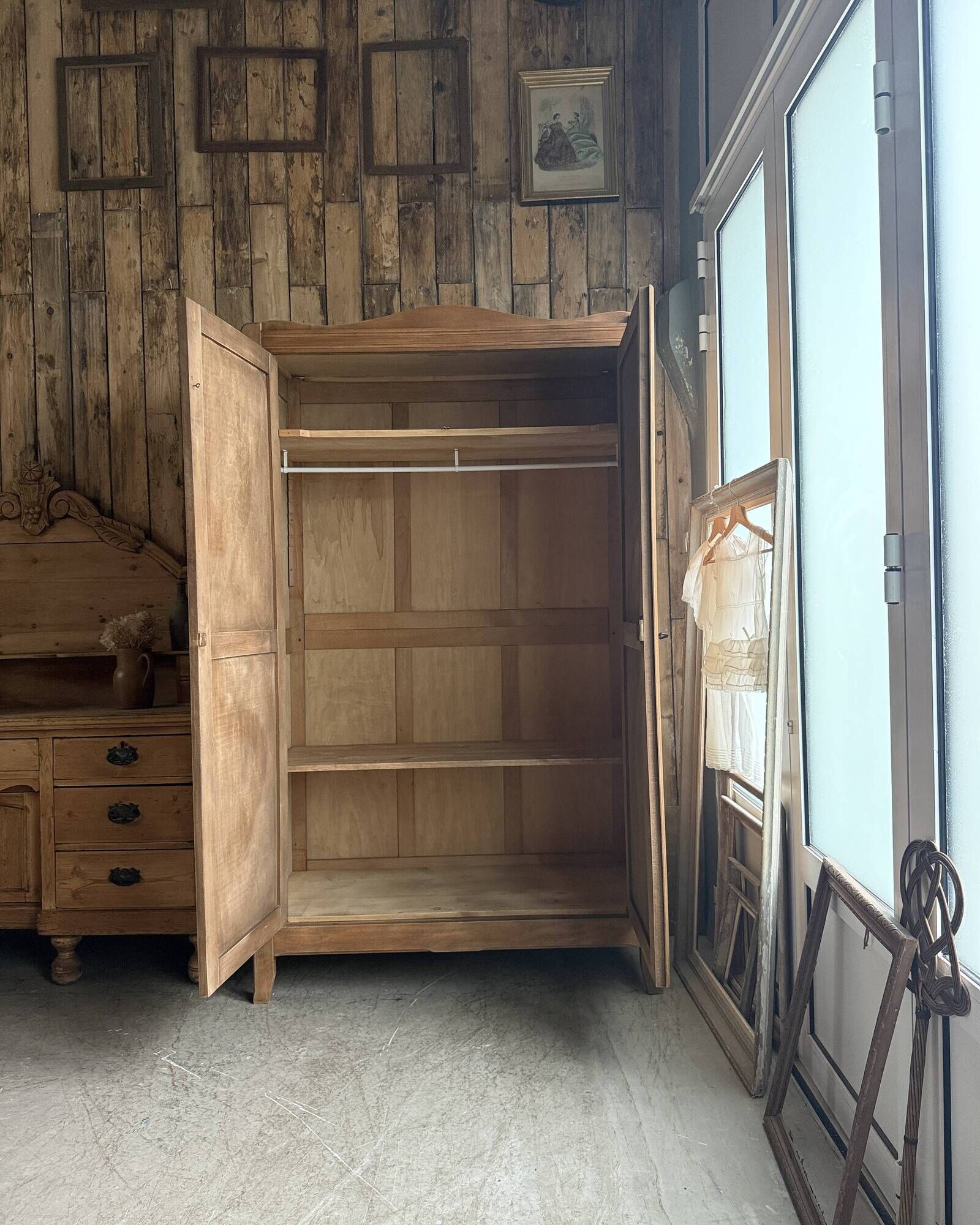 Parisian Art Deco wardrobe with hanging space (renovated)