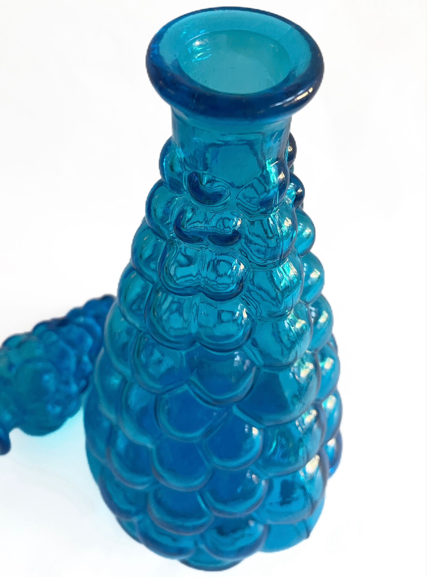 Grande carafe vintage en verre bleu piscine
