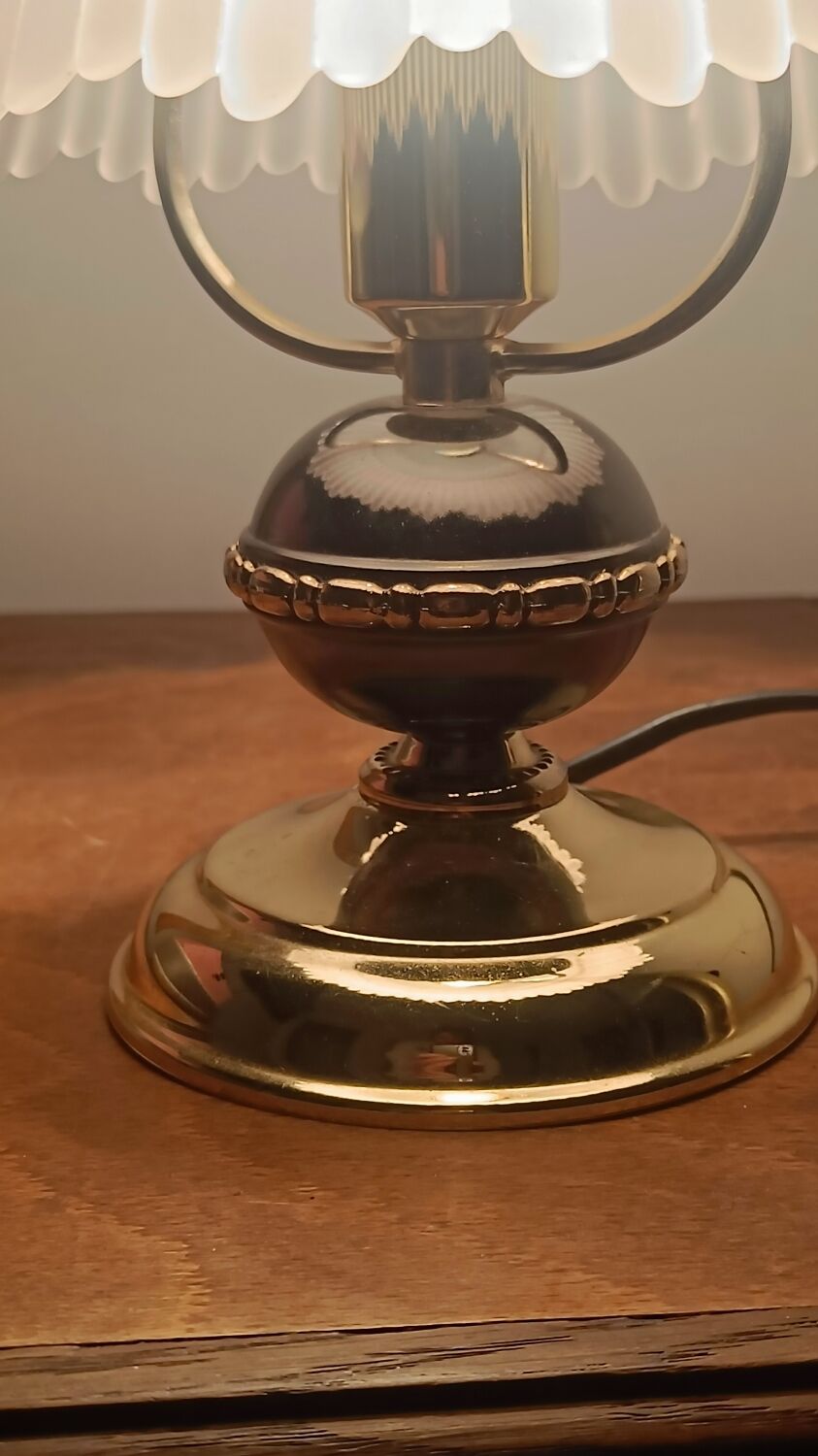 Vintage table lamp in brass and pleated opaline glass.